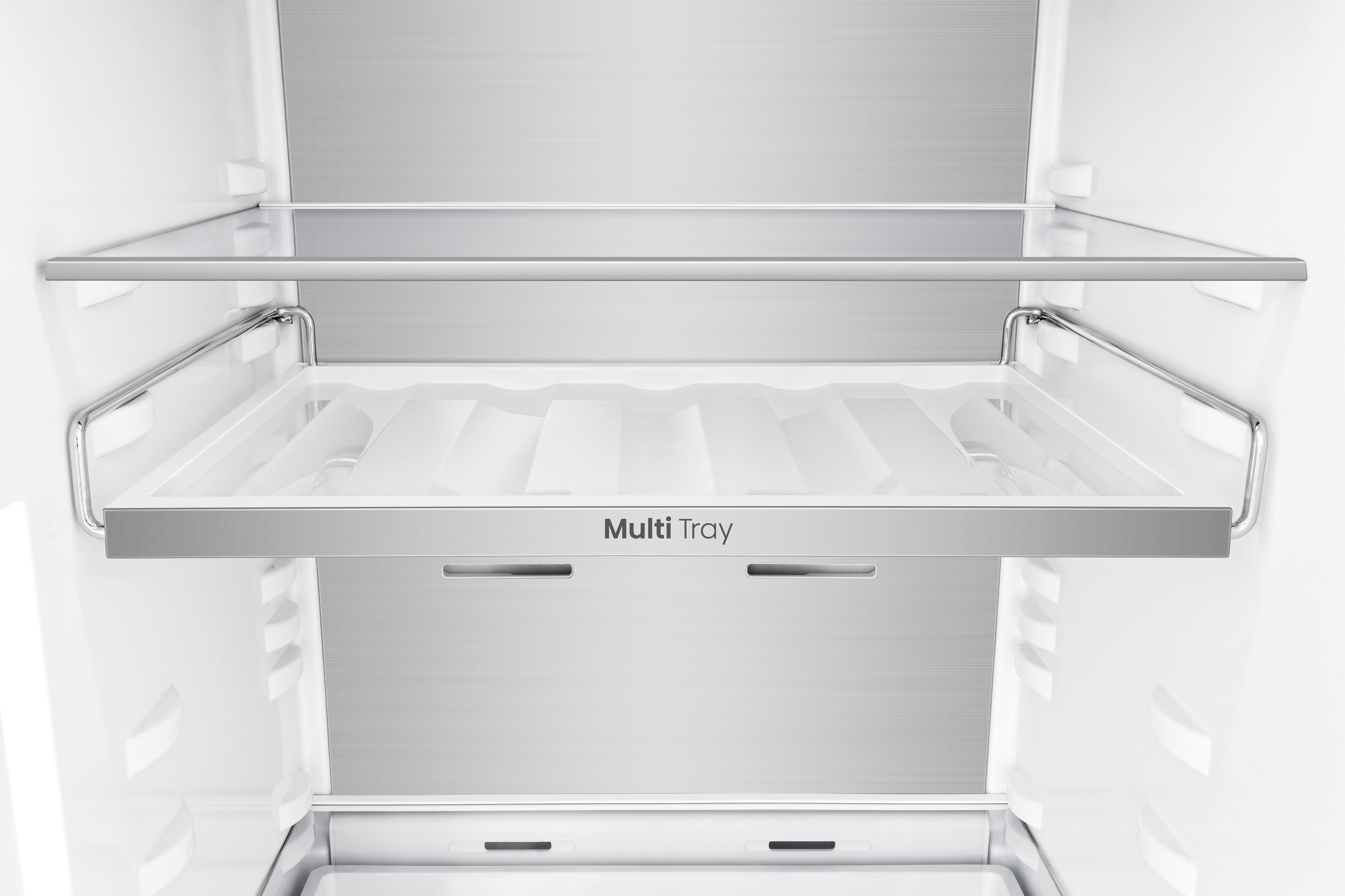 Wnętrze lodówki. System półek wielopoziomowych. Widoczna etykieta 'Multi Tray'.