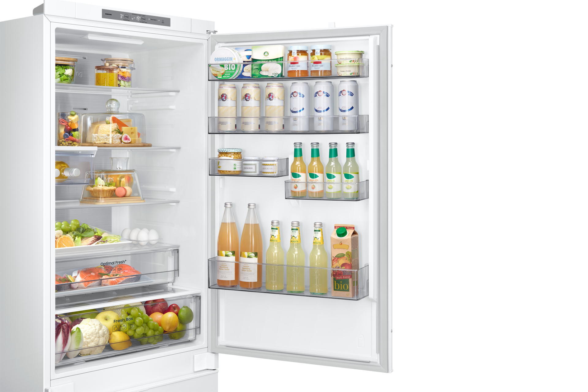 Kühlschrankinnenraum mit Regalen voller verschiedener Lebensmittel, darunter Obst, Getränke und Milchprodukte.