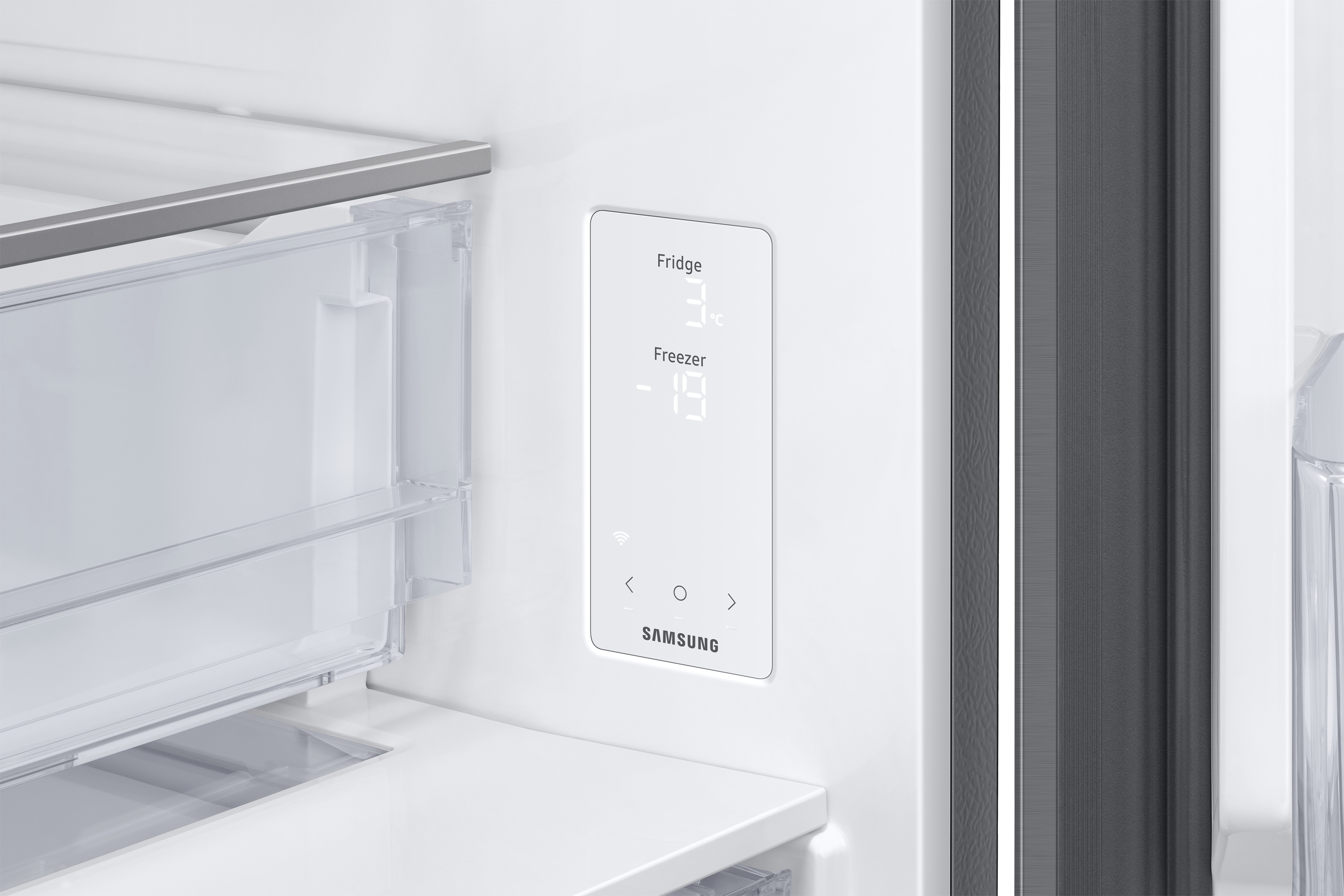 Weißes Kühlschrank-Bedienfeld mit Kühl- und Gefriertemperaturen.