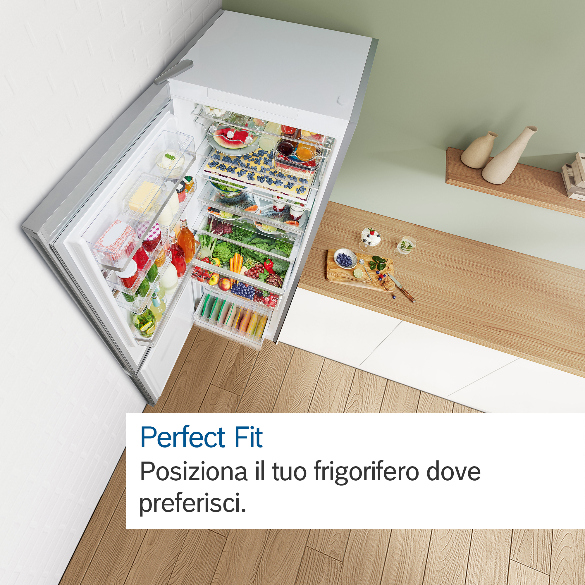 Frigorifero aperto con ripiani di cibo su superficie bianca e legno.