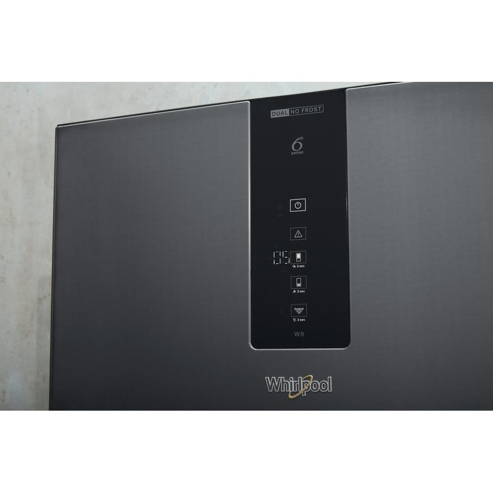 Primer plano del panel de control de un refrigerador negro con botones y una pantalla digital.