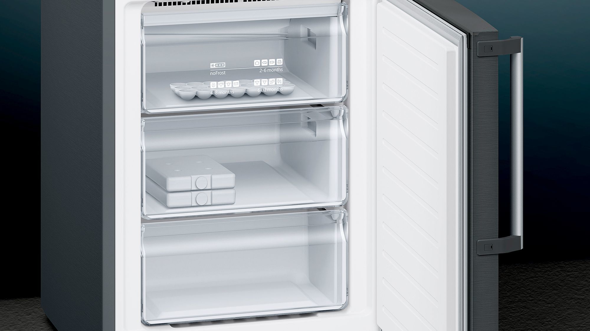 Sección de congelador de un refrigerador con cajones transparentes, con hielo y alimentos congelados.
