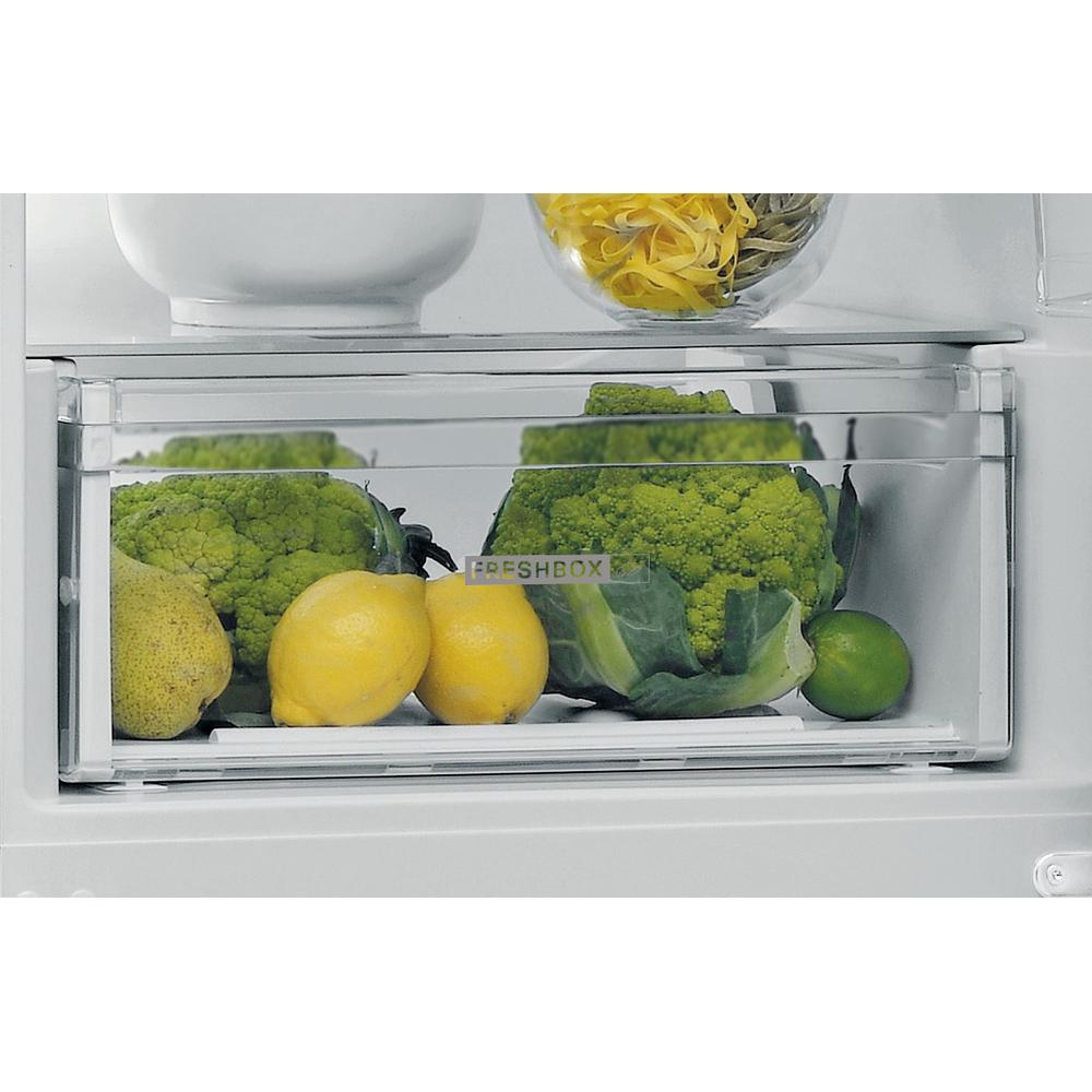 Cassetto frigorifero con verdure e frutta: cavolfiore, limoni e lime.