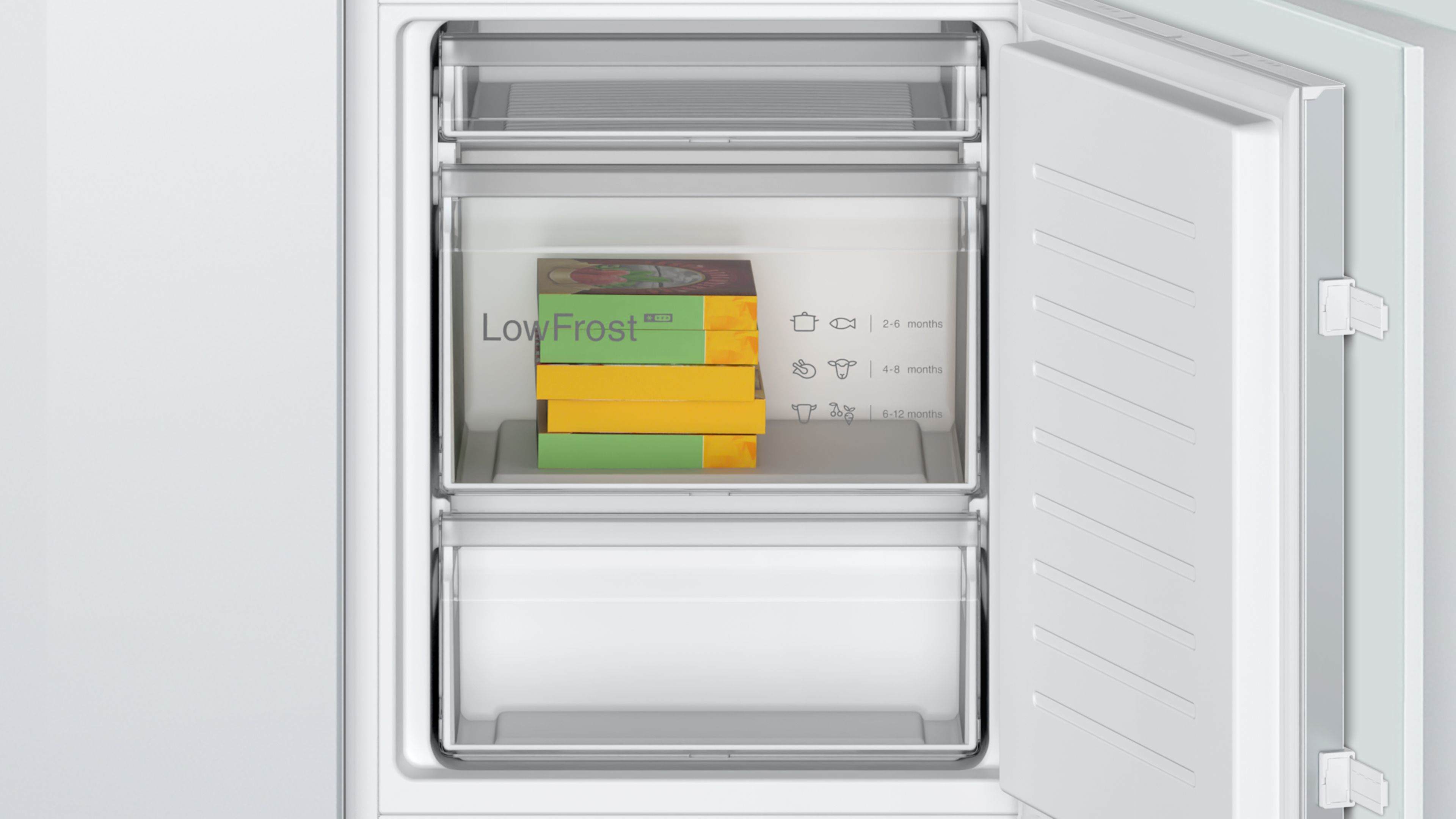 Offener Kühlschrank mit Gefrierschubladen. Enthält Lebensmittelpakete mit Zeitangaben.