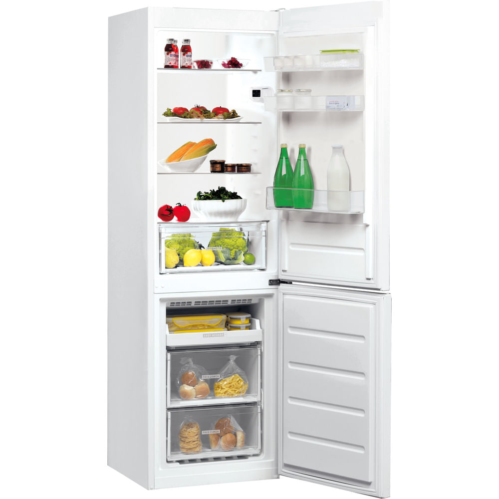 Witte koelkast met open deuren. Toont planken, laden gevuld met voedsel, waaronder groenten en fruit.