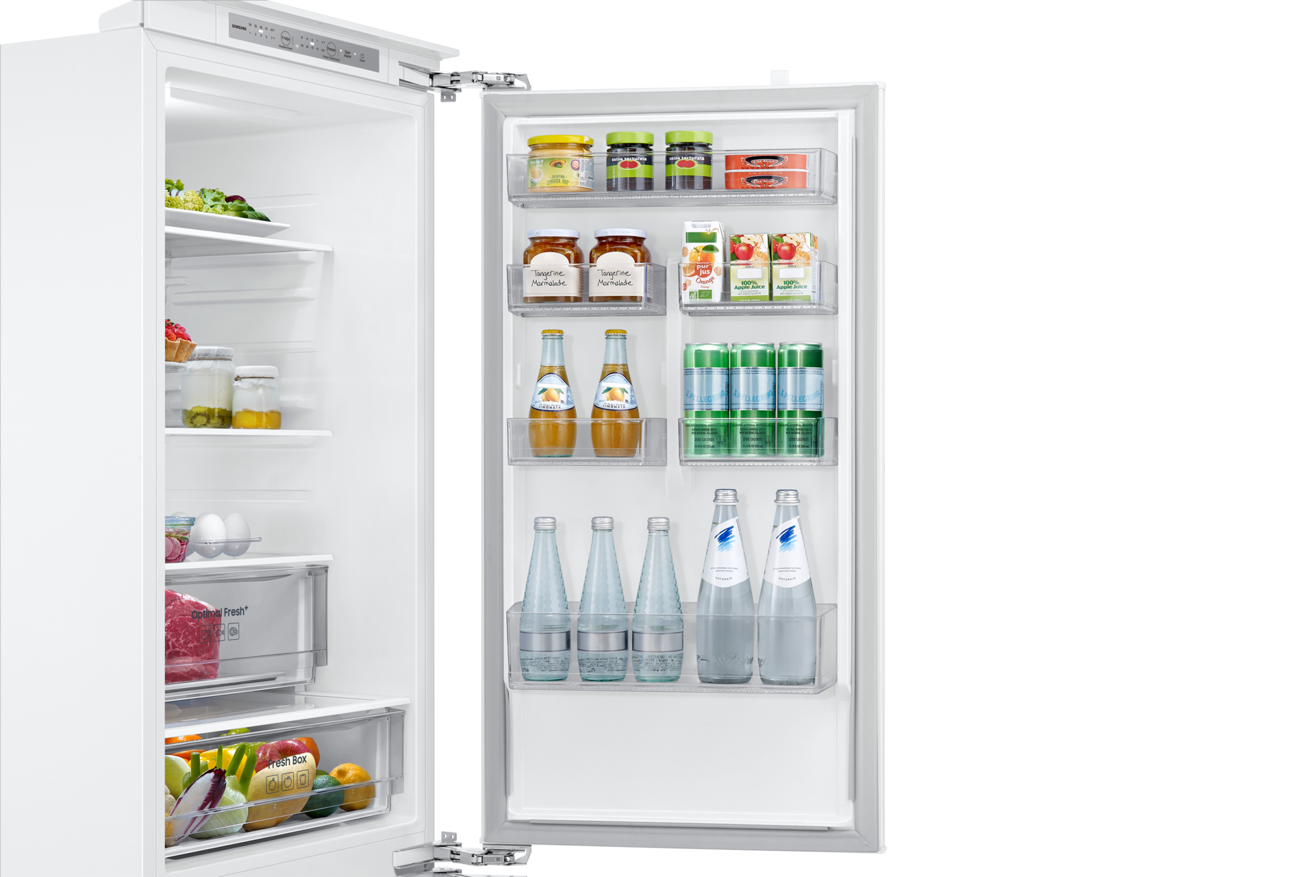 In einem weißen Kühlschrank mit Regalen voller Lebensmittel, darunter Flaschen, Gläser und frische Produkte.