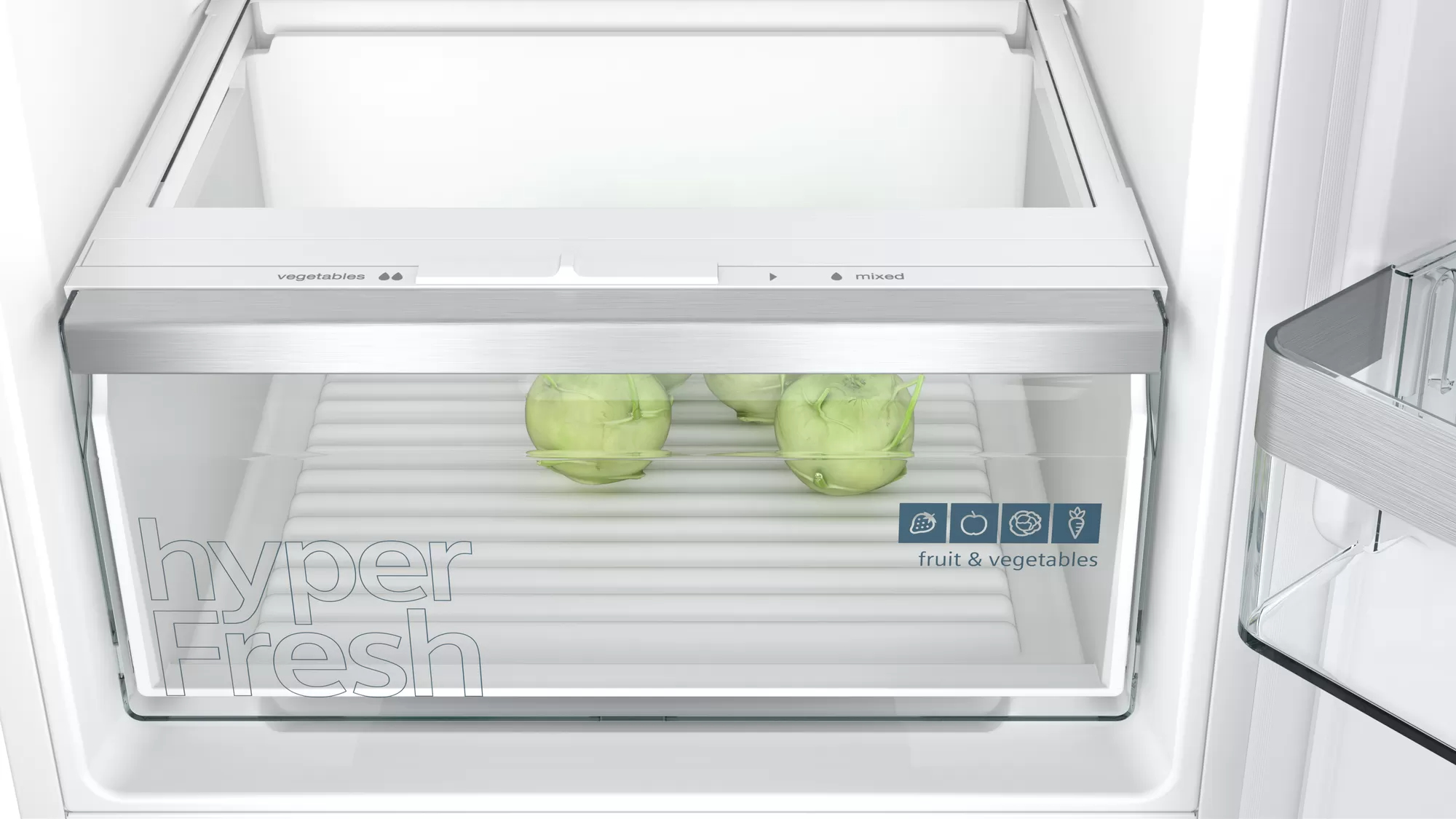 Cassetto frigorifero con verdure. Mele e verdure verdi visibili. Etichetta HyperFresh in evidenza.