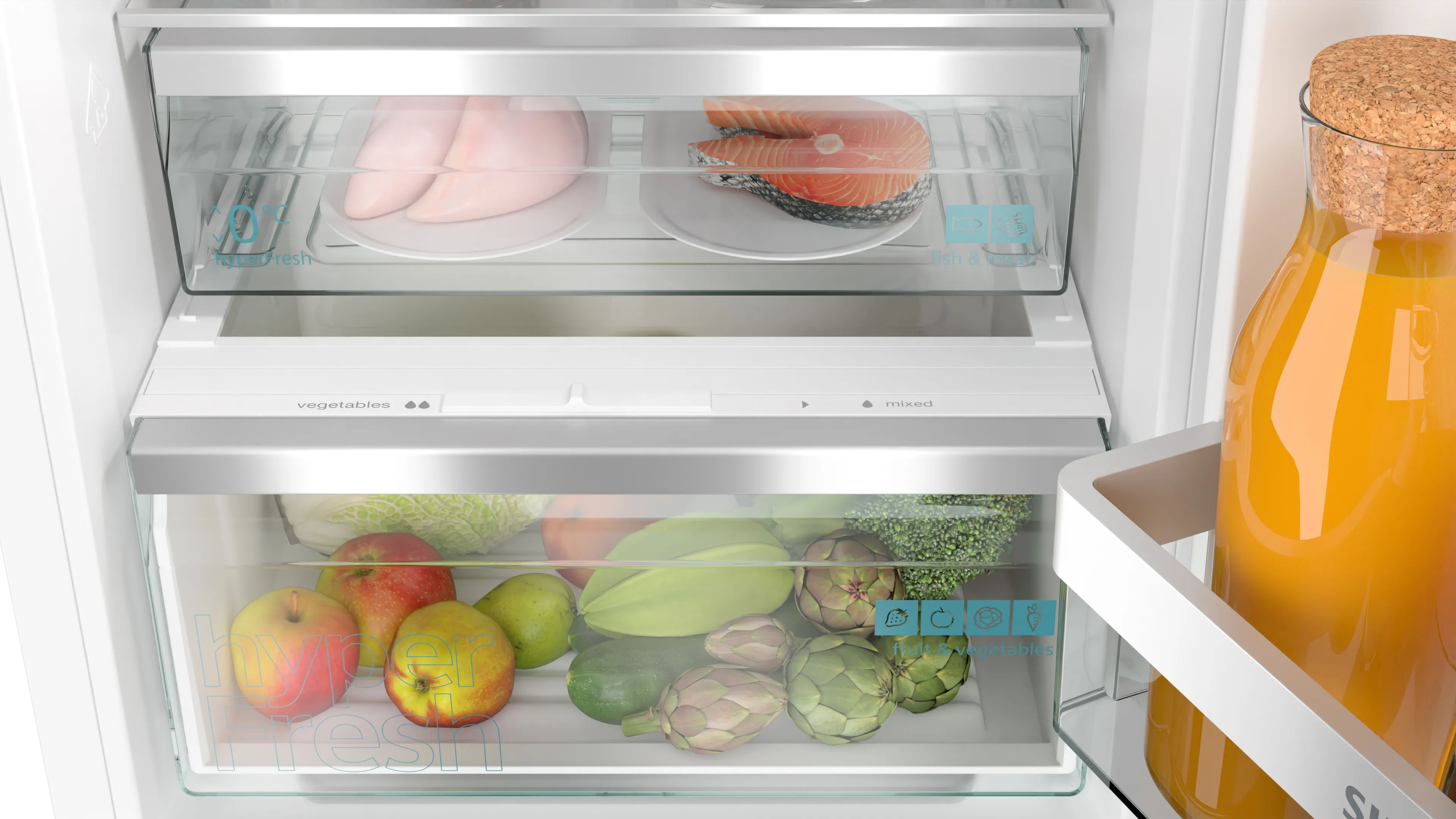 Nahaufnahme einer Kühlschrank-Schublade mit Fleisch, Fisch, Äpfeln und Gemüse, beschriftet 'Fresh'.