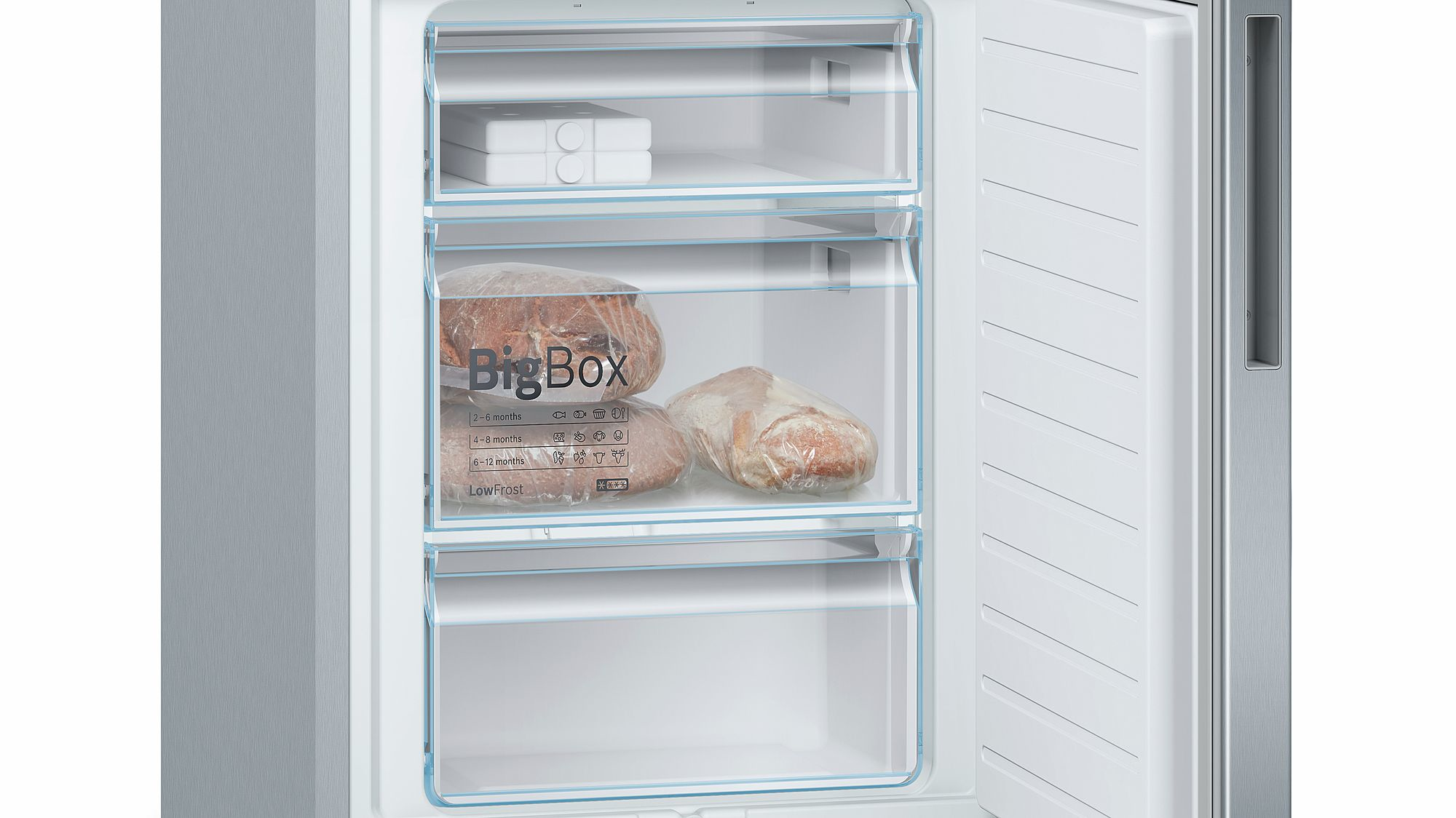 Geöffneter Kühlschrank mit Gefrierfächern und gefrorenen Lebensmitteln.