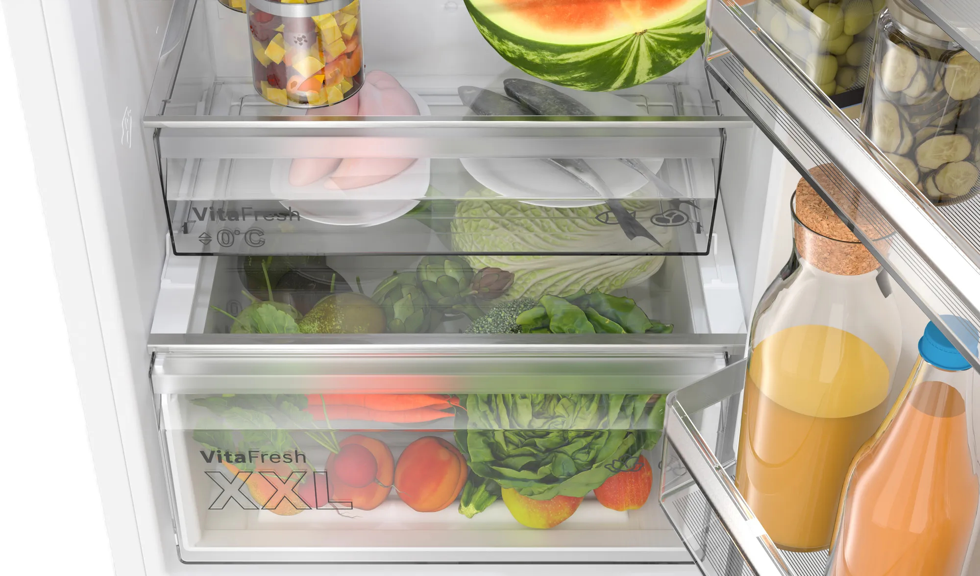 Het interieur van een koelkast is gevuld met verse producten: fruit, groenten en flessen.