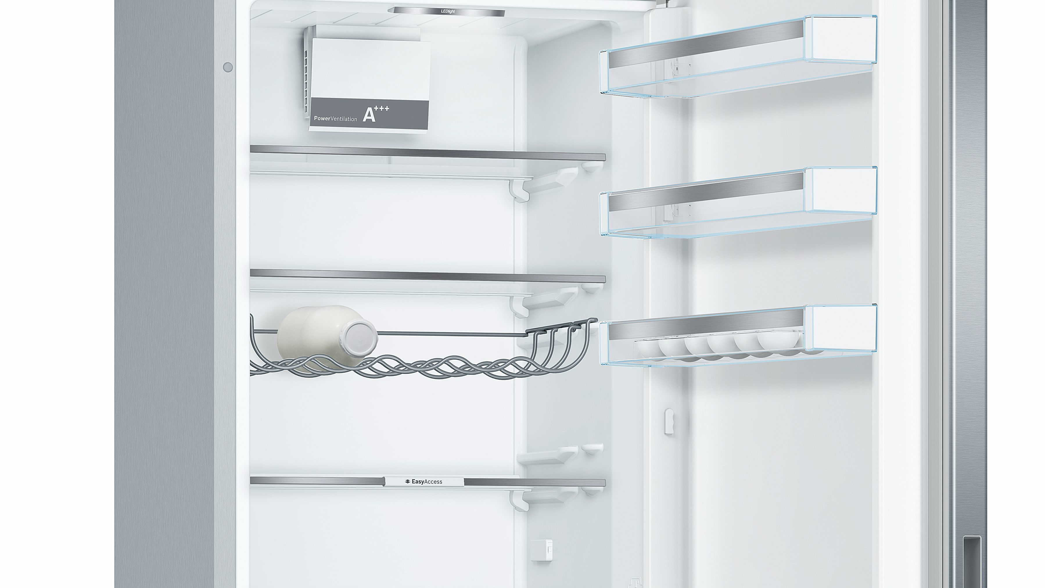 Geöffneter Kühlschrank mit Regalen, Weinregal und Innenansicht.