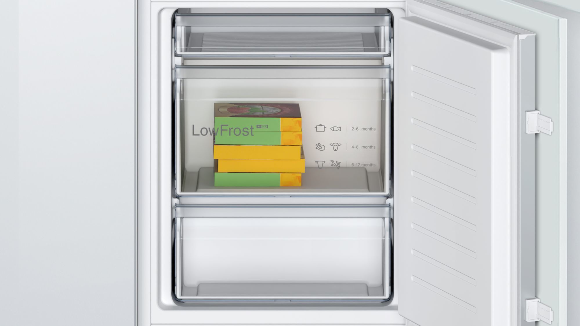 Interno del frigorifero con ripiani. All'interno ci sono diverse scatole di cibo surgelato, porta aperta.