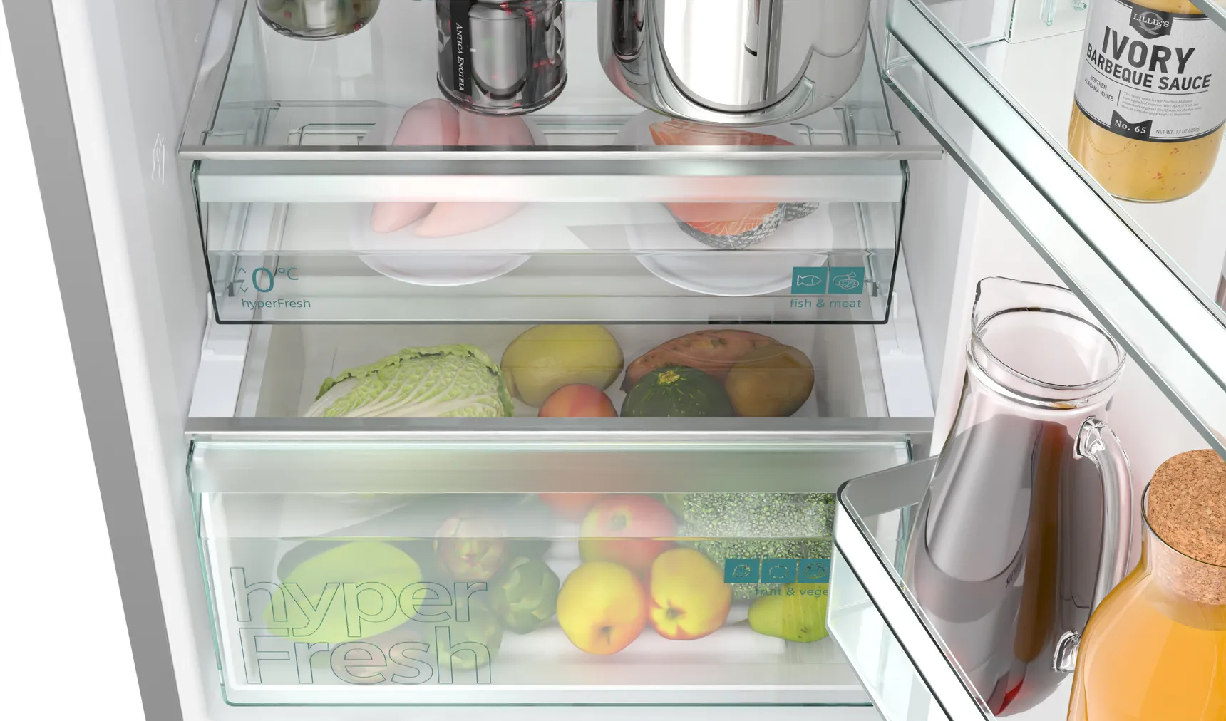 Offener Kühlschrank mit Lebensmitteln: Gemüse, Fisch und Saucen. Transparente Regale und Schubladen.