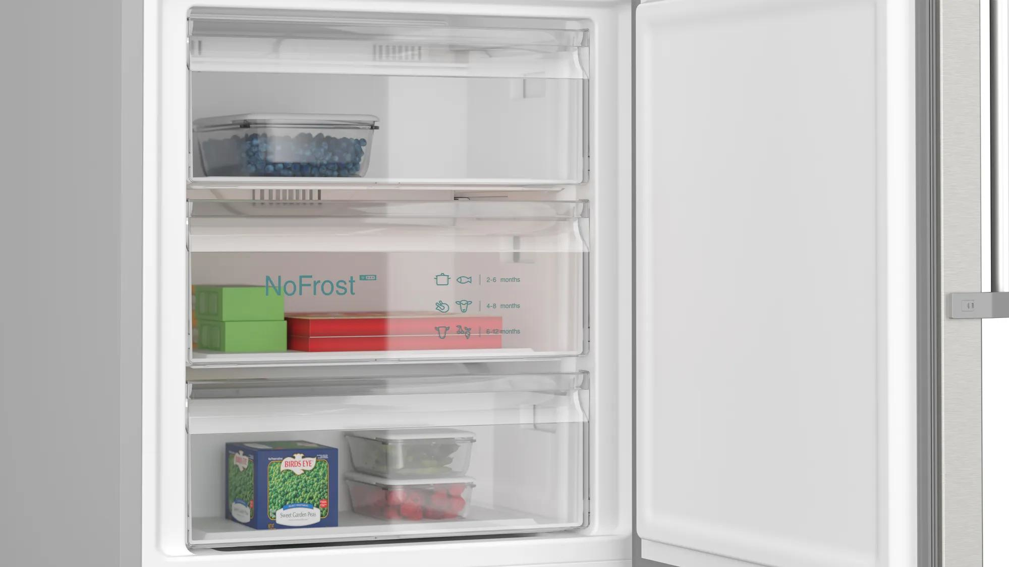 Kühlschrank-Innenraum mit Schubladen voller Tiefkühlkost und der Aufschrift NoFrost.
