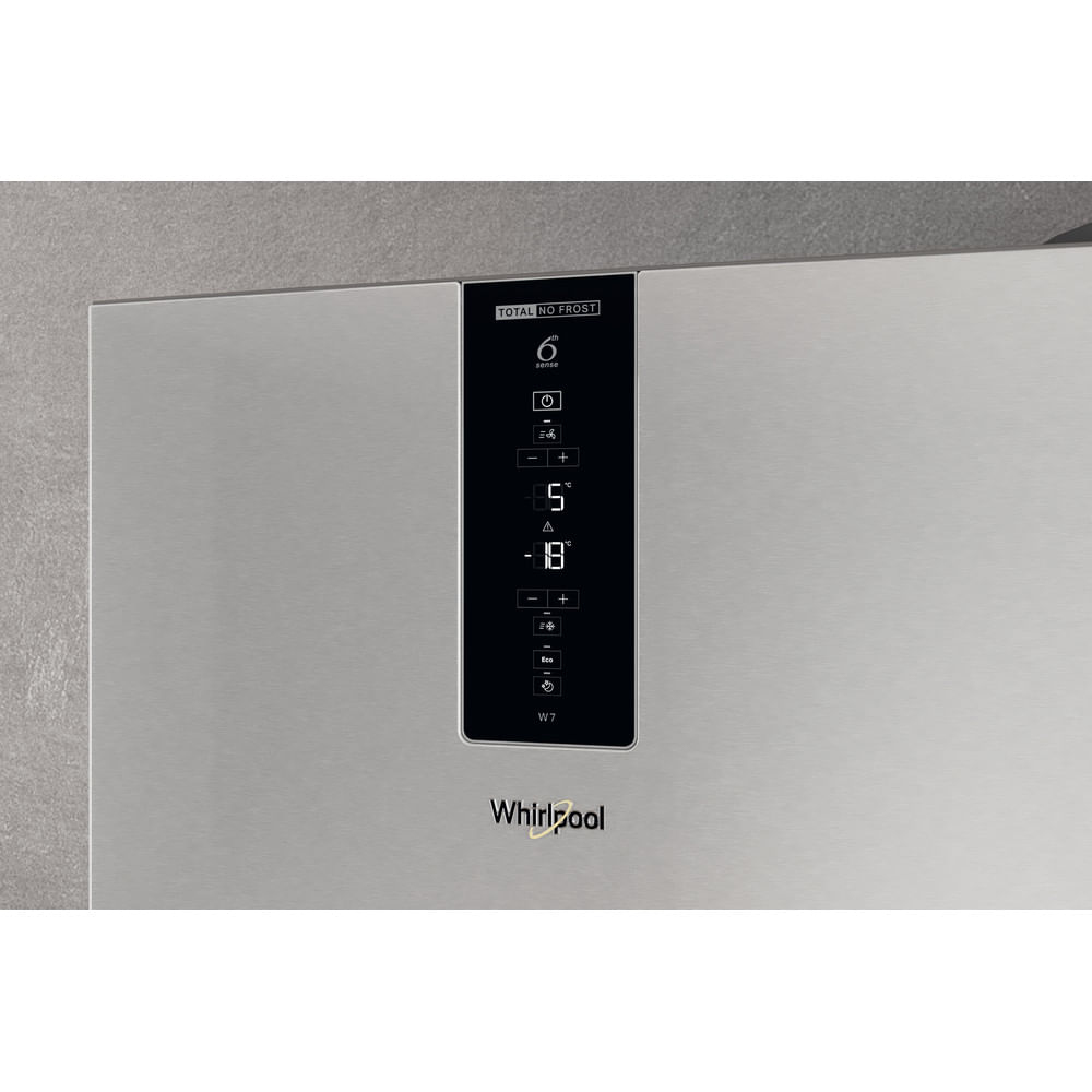 Primer plano de una puerta de refrigerador plateada con pantalla digital negra.