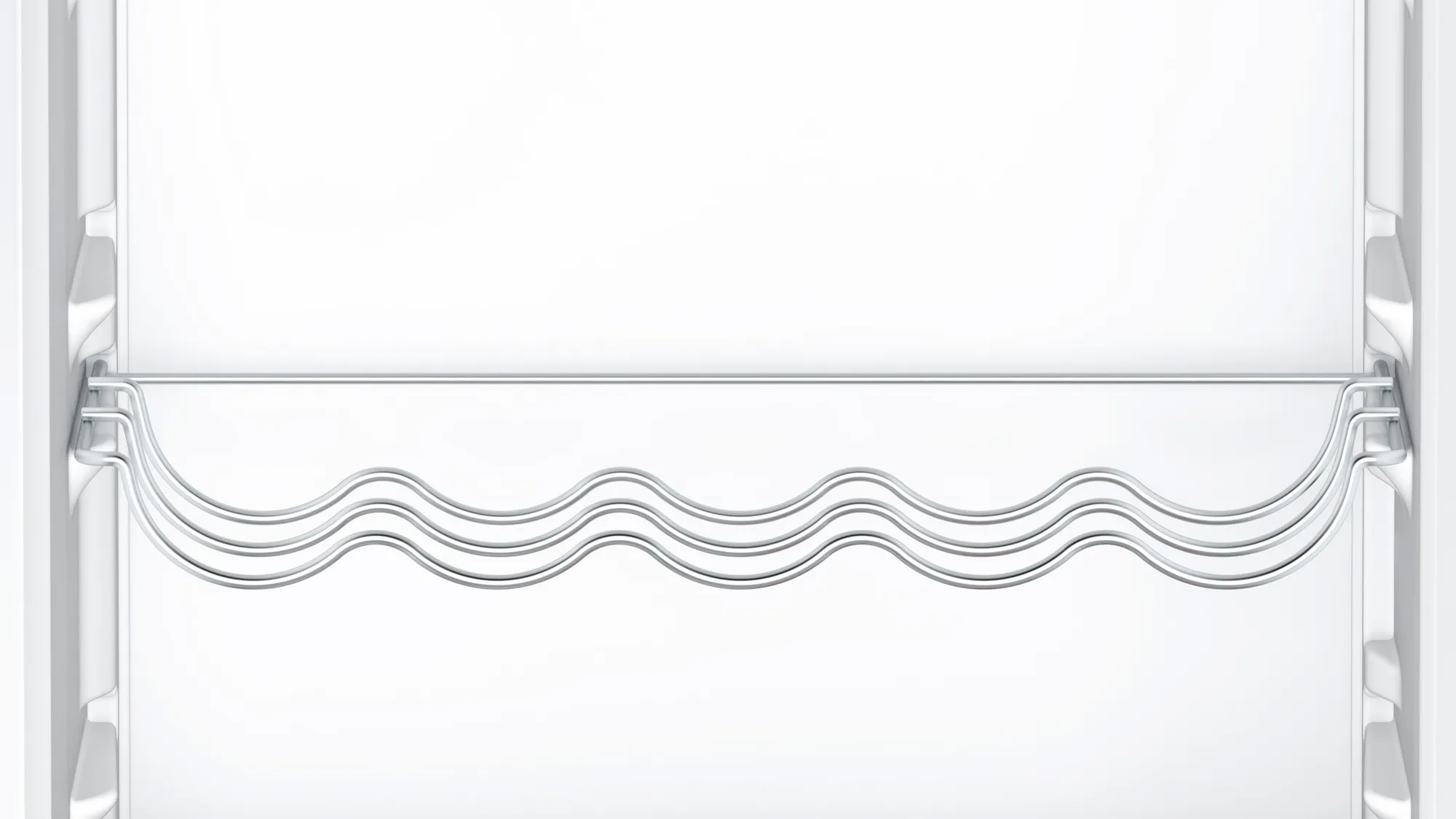 Stojak na butelki wina w lodówce. Wykonany jest ze srebrnego metalu.