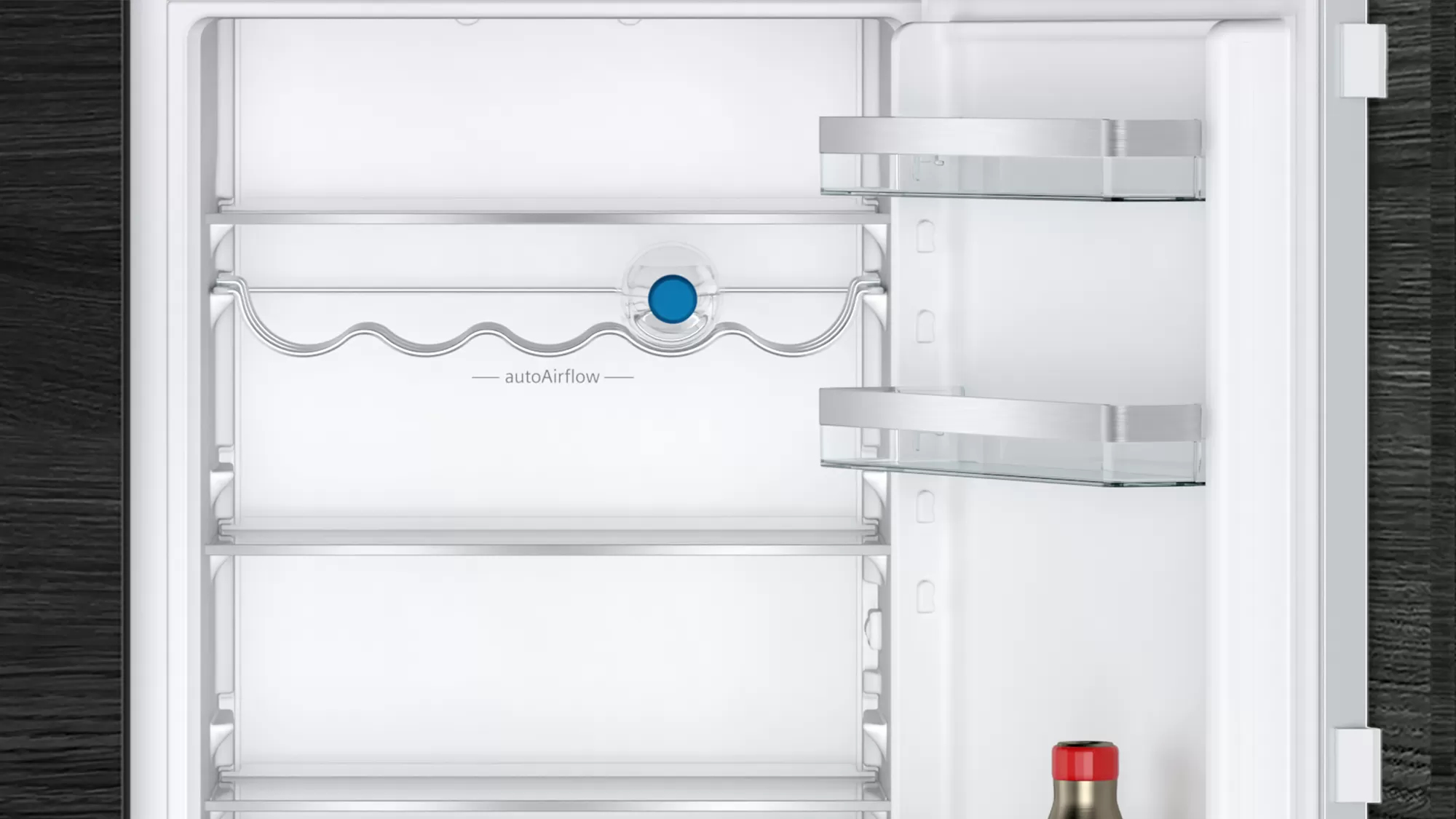 Otwarte białe wnętrze lodówki z półkami. Ma niebieski system autoAirflow.