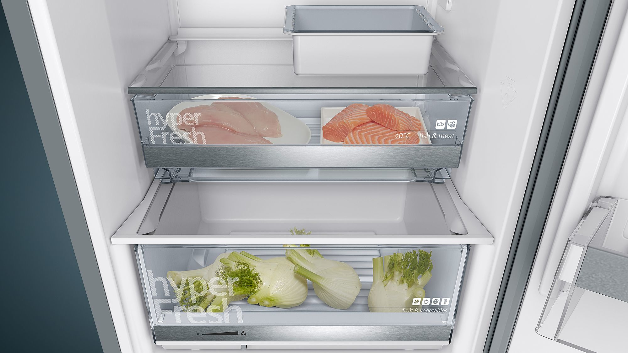 Nahaufnahme von Kühlschubladen mit frischem Fisch, Fleisch und Gemüse.