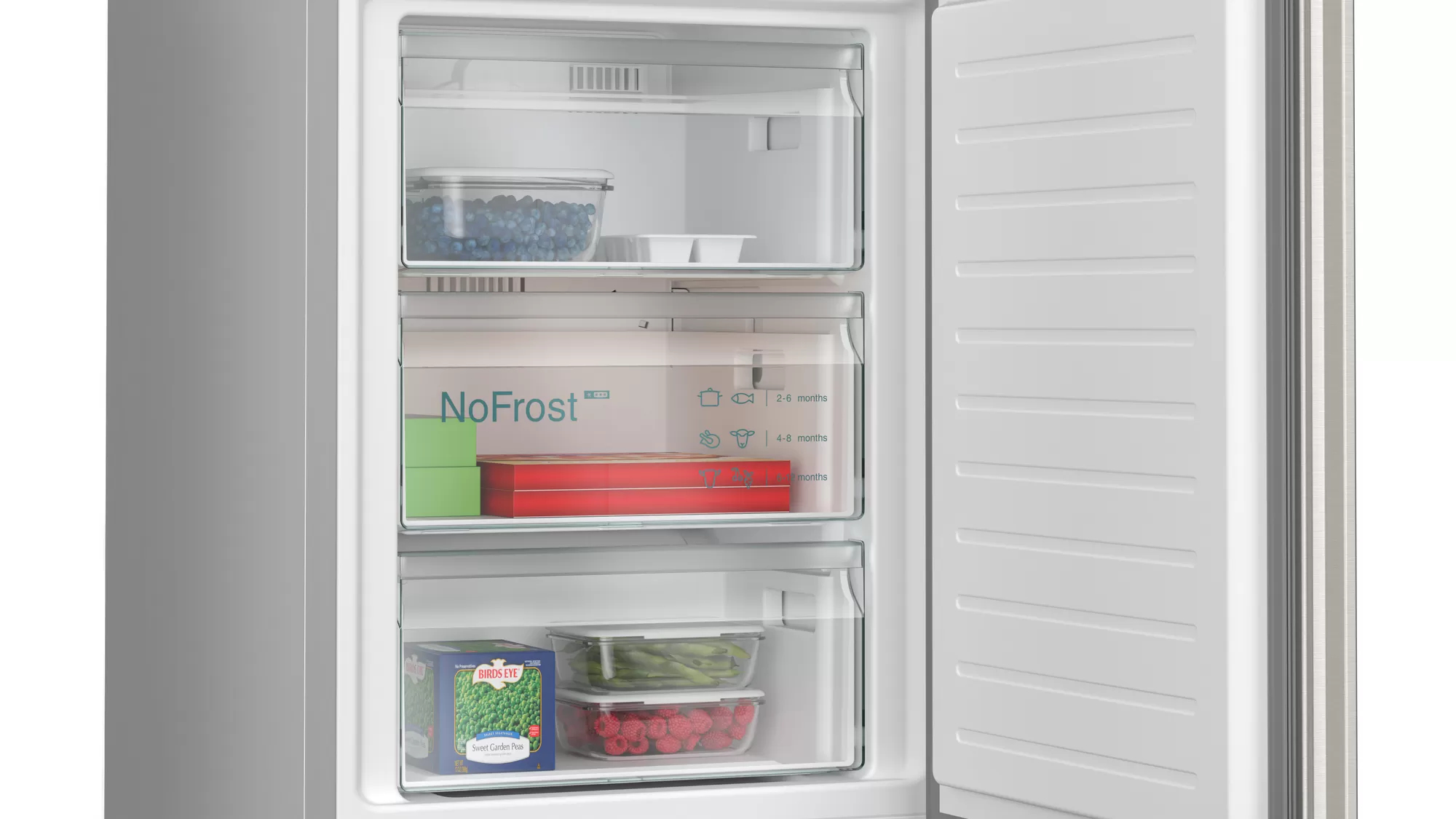 Dentro del congelador con tres cajones. Contiene alimentos congelados como bayas y verduras.