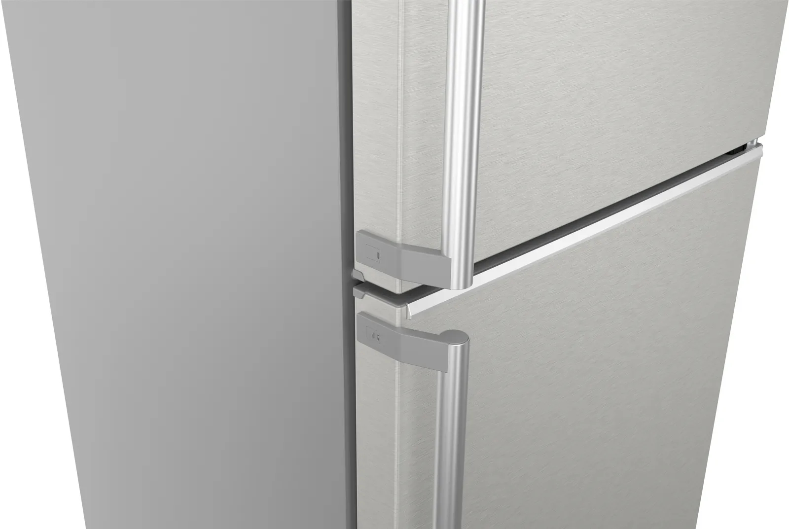 Primer plano de los tiradores de la puerta de un refrigerador con congelador superior.