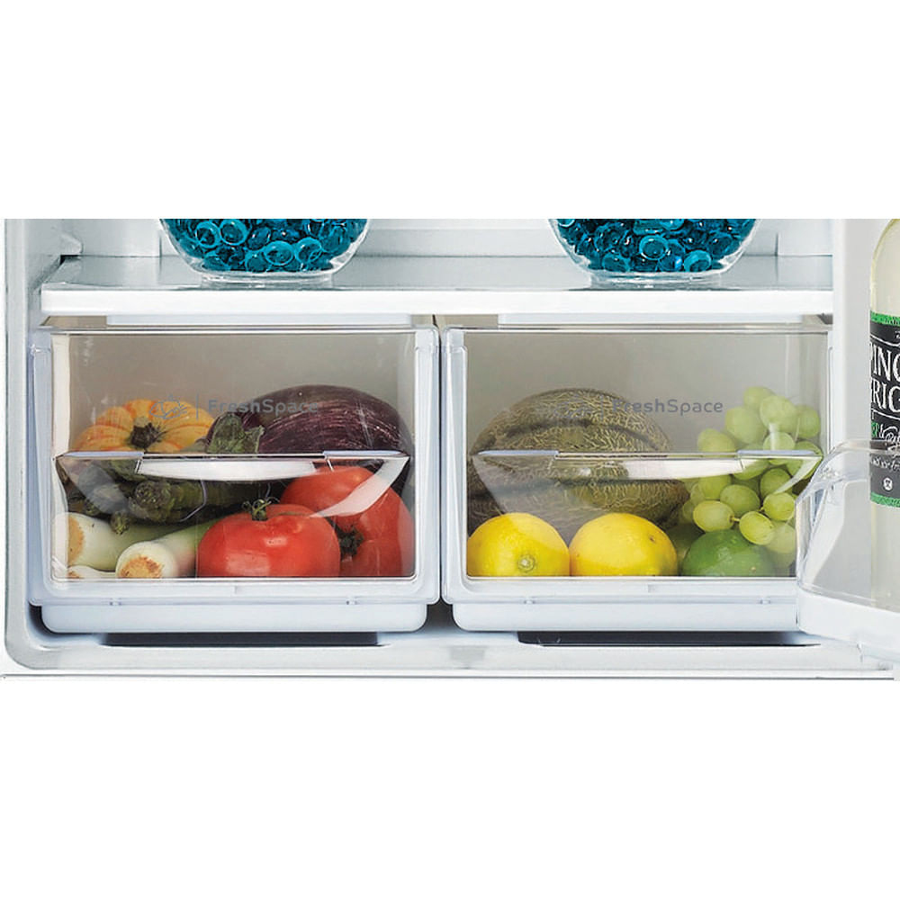 Dentro de un refrigerador: cajones FreshSpace con verduras y frutas. Incluye tomates, limones y uvas.