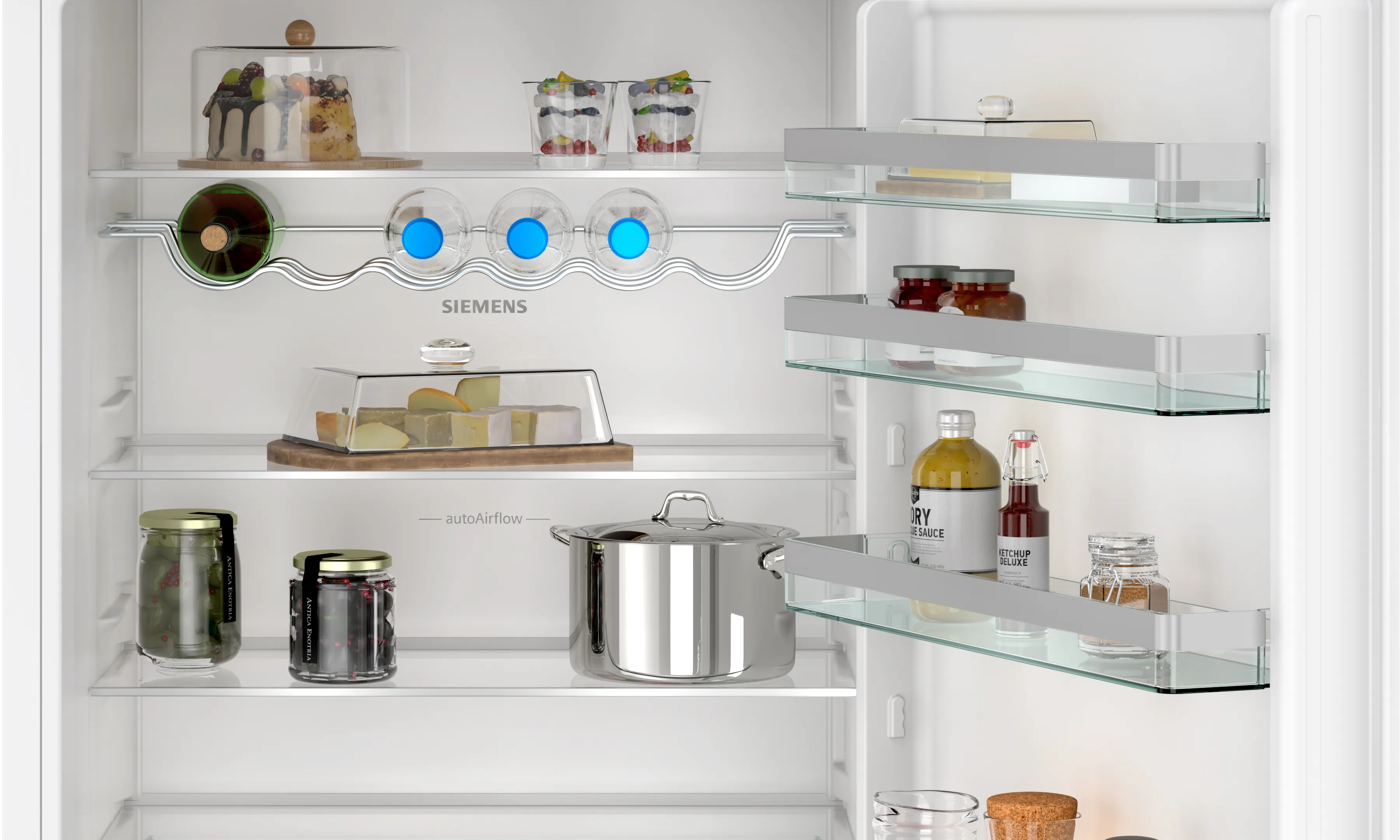 Wnętrze lodówki z produktami spożywczymi na półkach, w tym słoikami, butelkami i garnkiem.