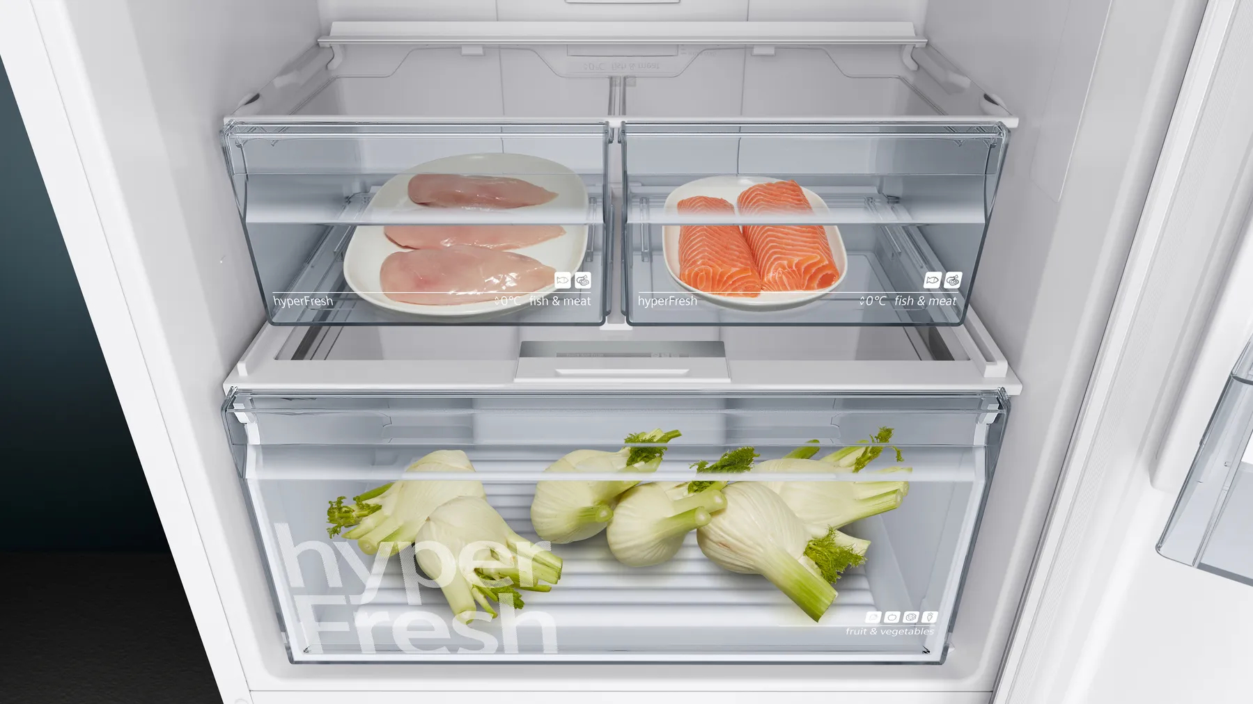 Interior del refrigerador con alimentos frescos, incluyendo carne y verduras.