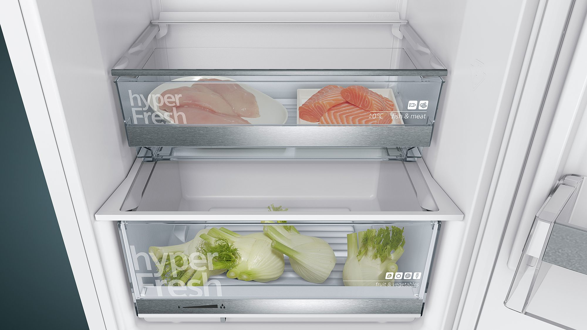 Interno frigorifero con cassetti contenenti pesce, carne e verdure.