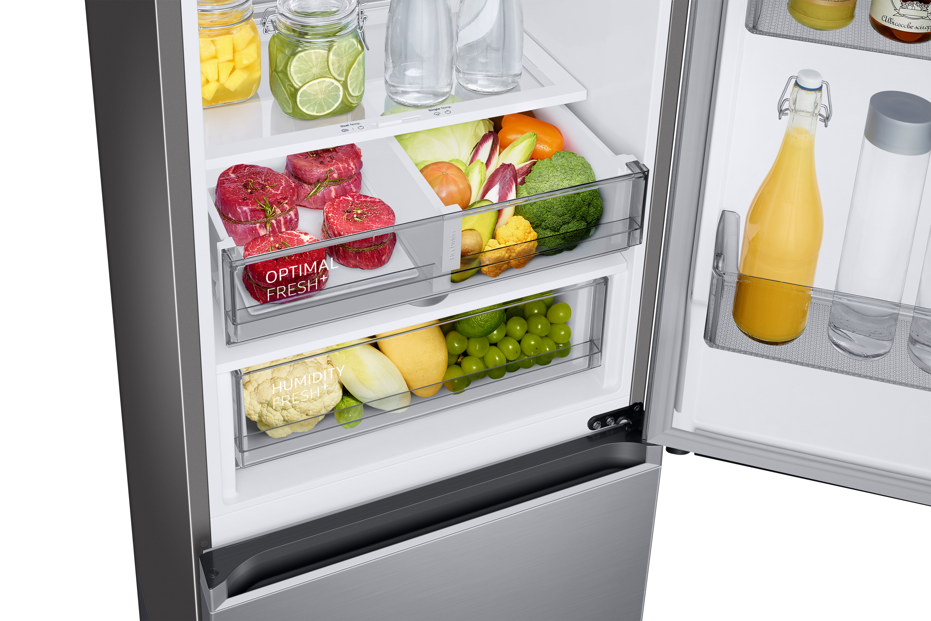 Primo piano dell'interno del frigorifero con verdure, carne e frutta conservate nei cassetti.