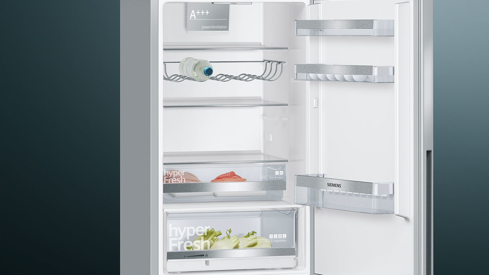 Kühlschrank-Innenraum, offene Tür. Mit Regalen, Schubladen, Eiern, einer Weinflasche und Lebensmitteln.