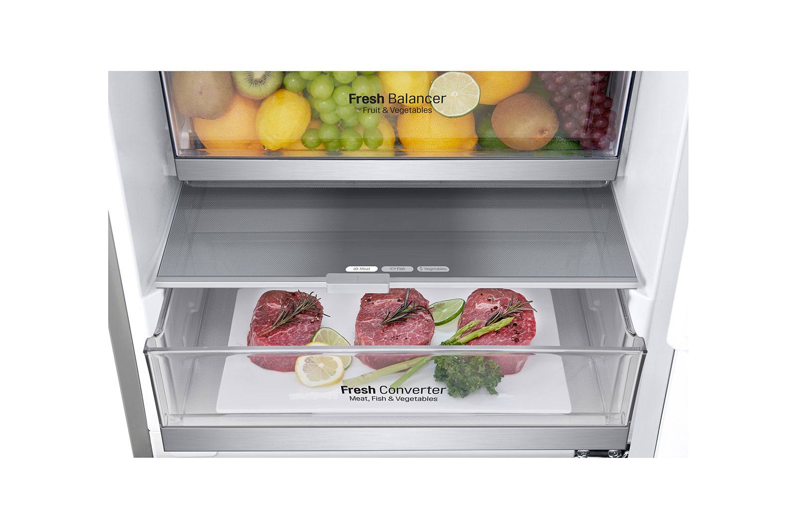 Interior del refrigerador con carne, limones y verduras almacenadas en un cajón convertidor fresco.