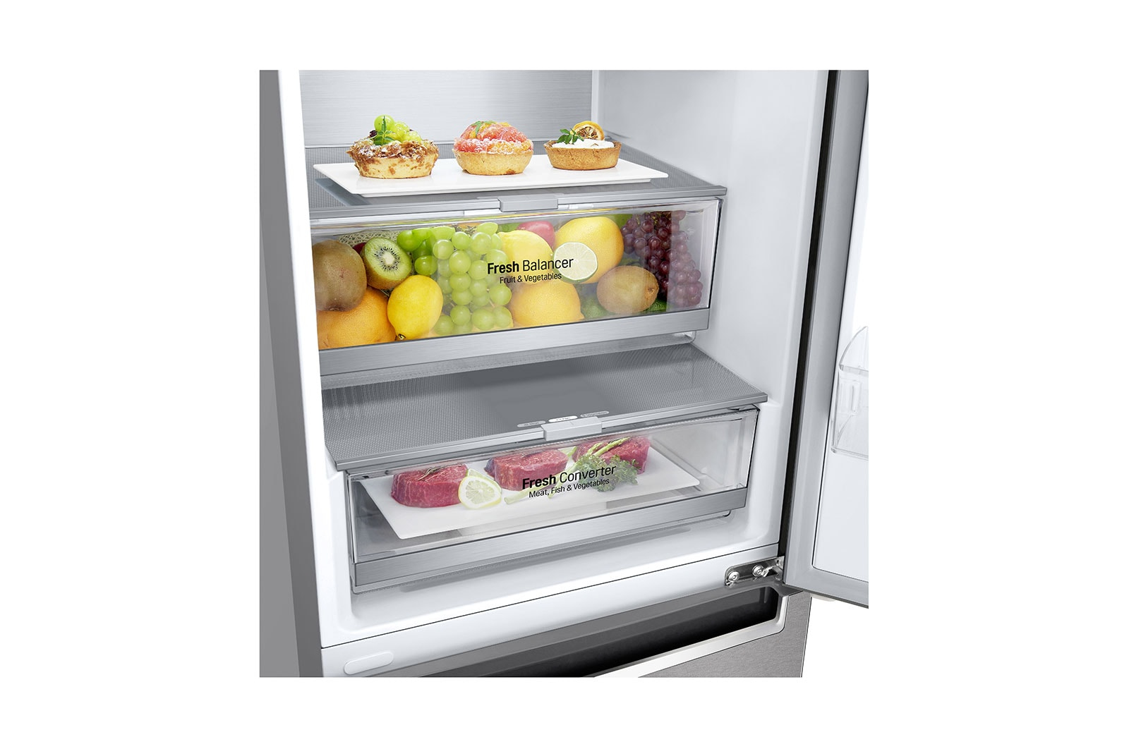Interior del refrigerador abierto. Alimentos frescos en cajones. Frutas y verduras. Contenedores de plástico transparente.