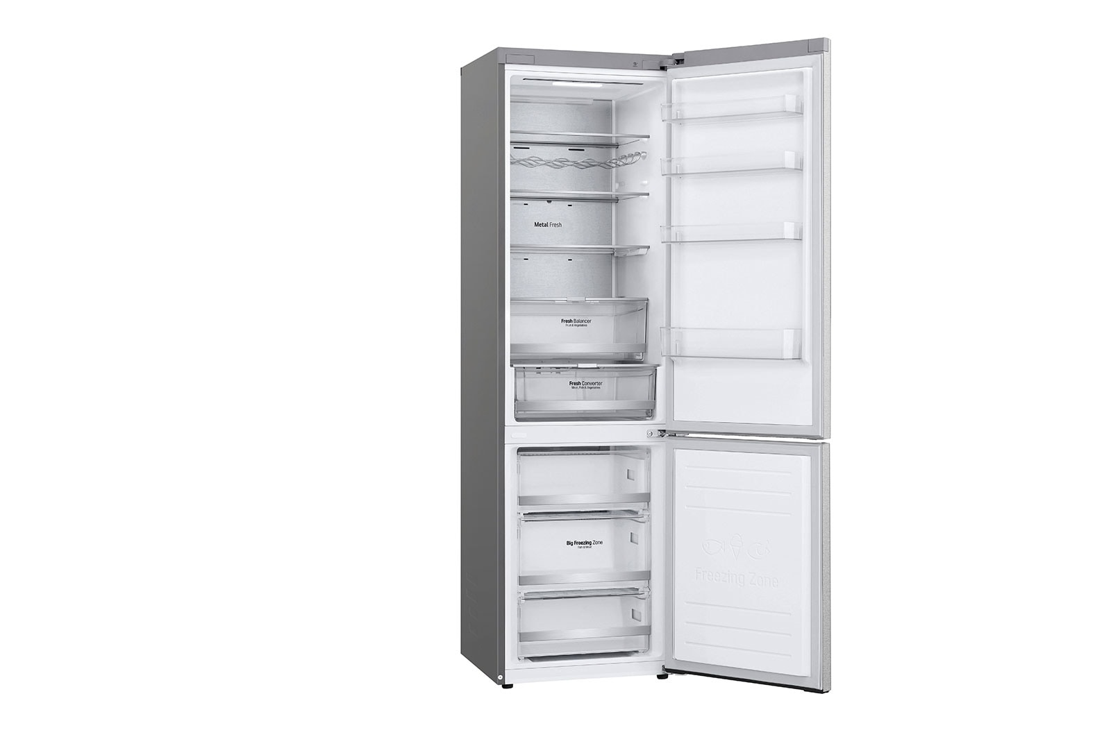 Interior de refrigerador gris abierto con múltiples estantes y cajones. Puerta del congelador abierta.
