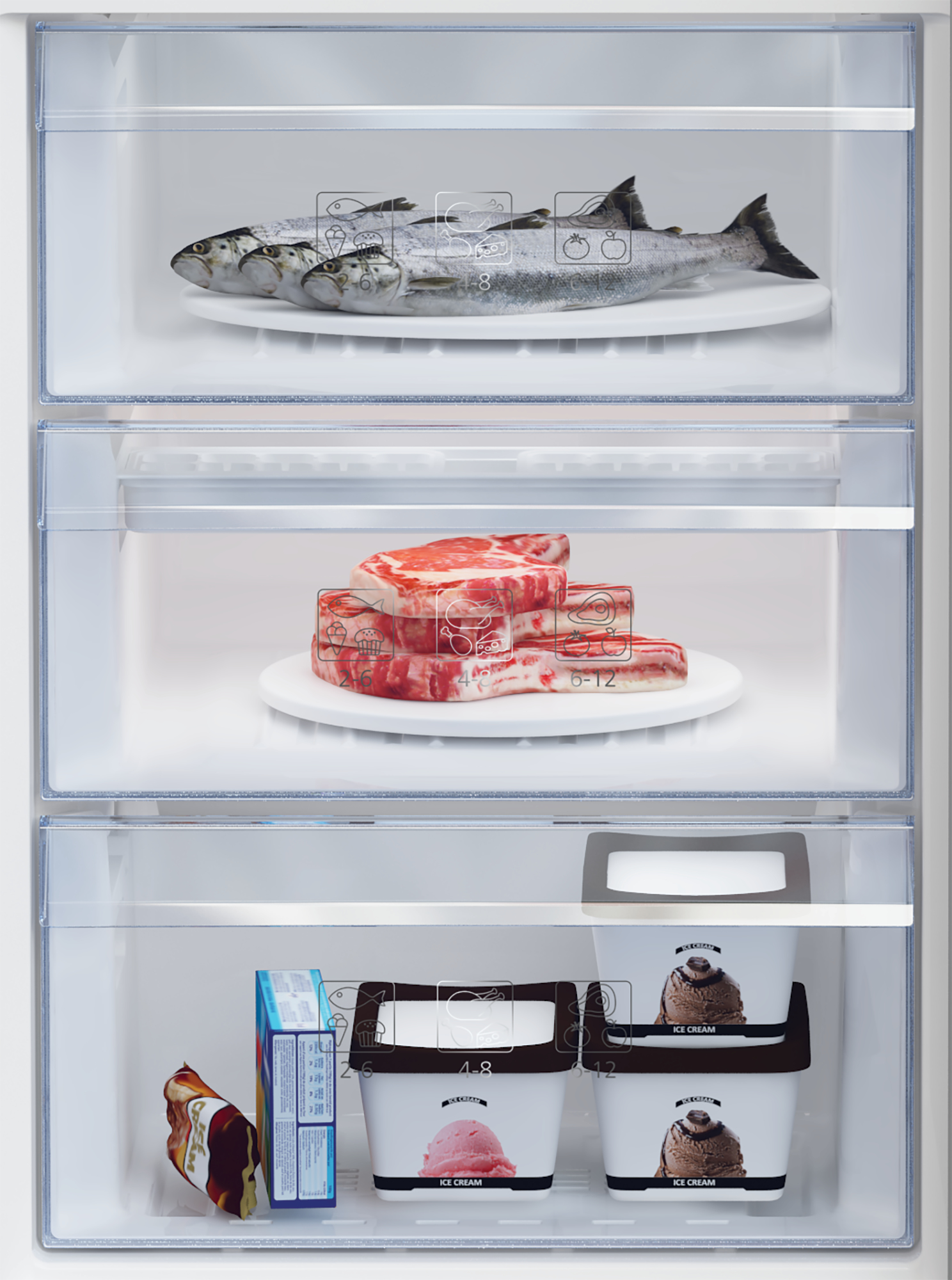 Interno del frigorifero con pesce, carne e gelato sui ripiani per la conservazione.