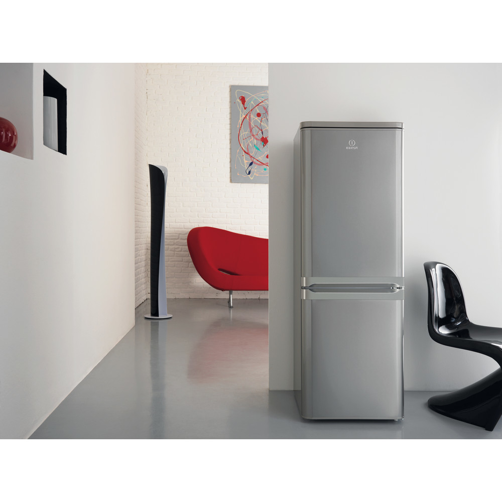 Un refrigerador Indesit en un espacio habitable moderno.