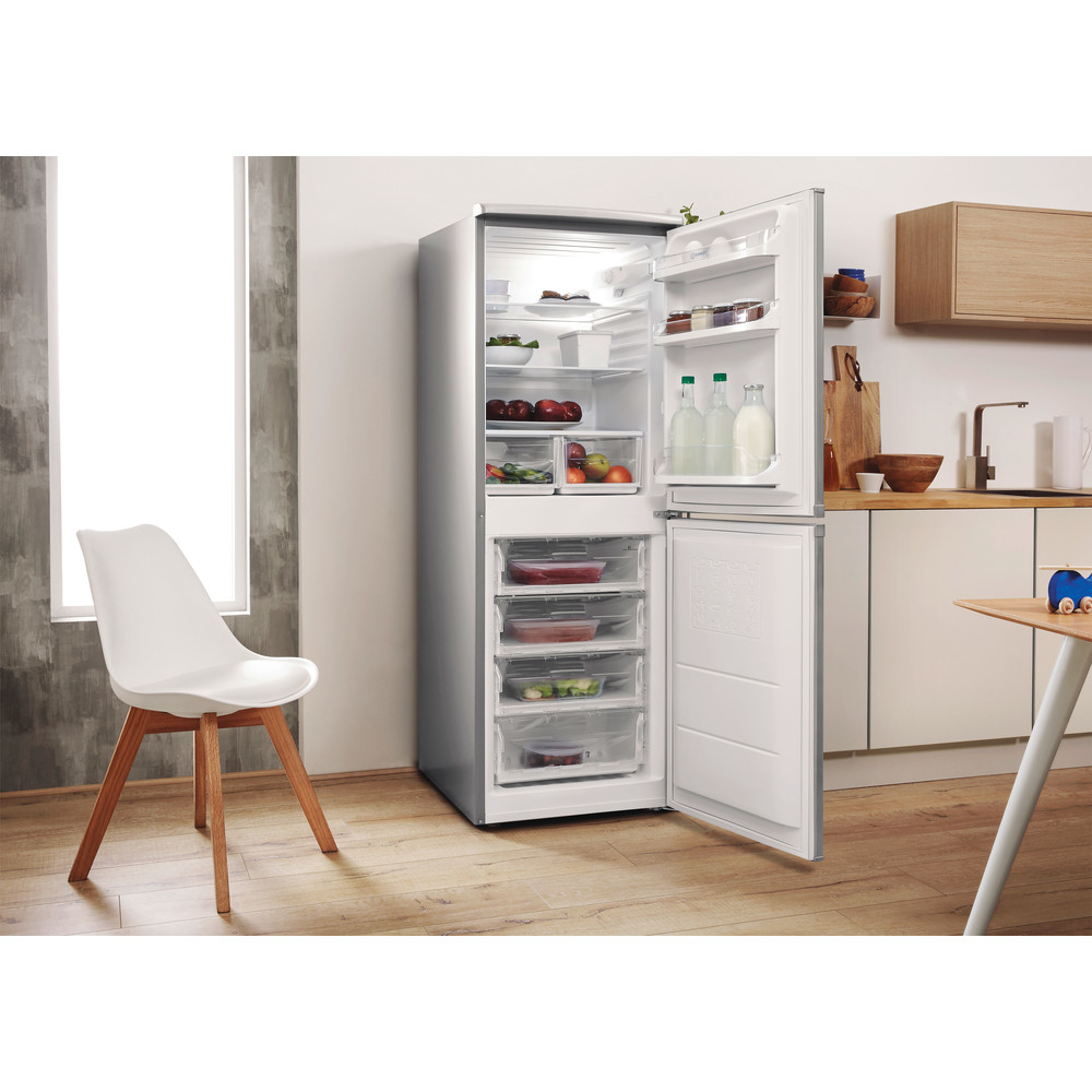 Cocina con refrigerador abierto. Dentro, alimentos visibles en estantes y cajones.
