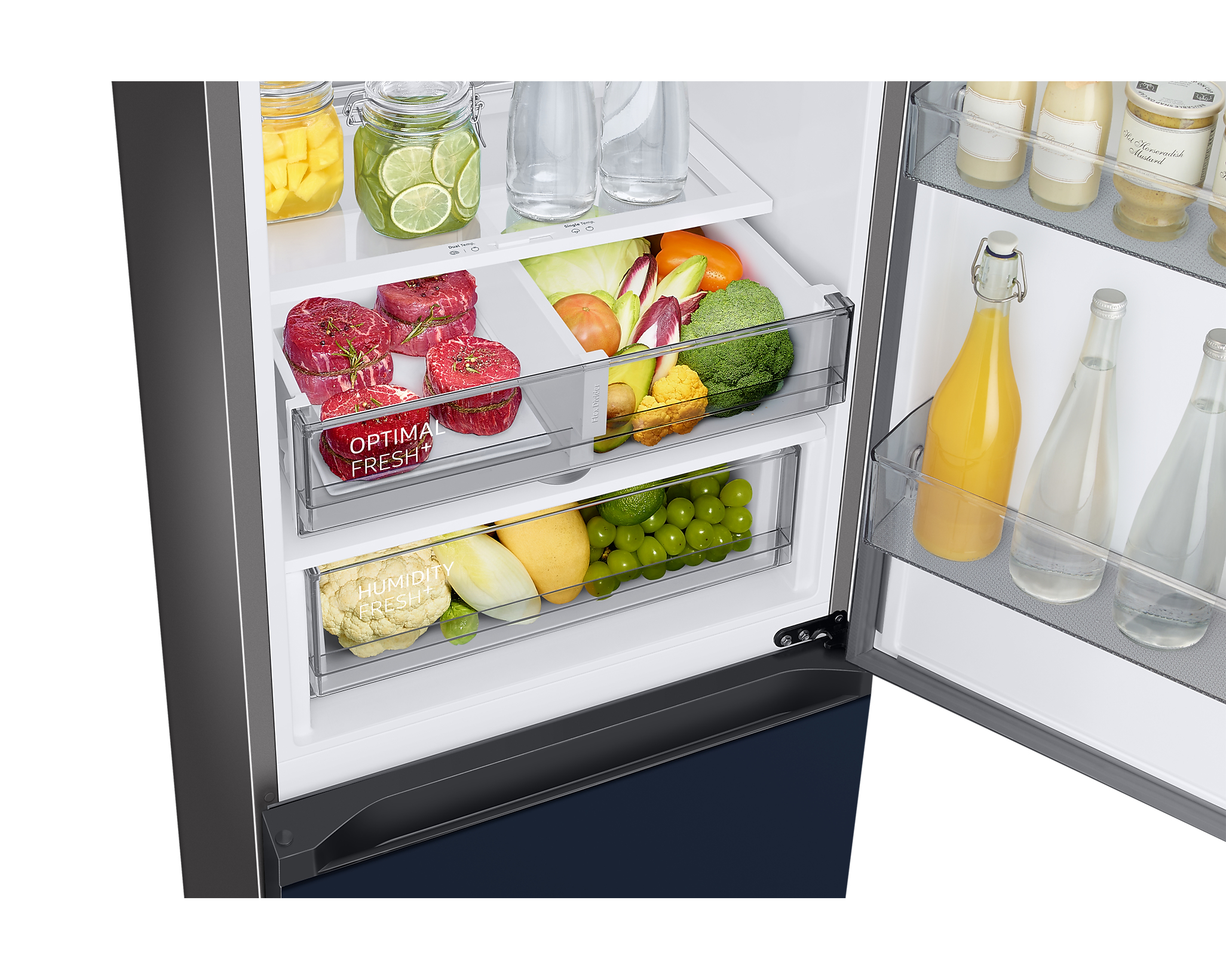 Interior de refrigerador con varios alimentos. Muestra carne fresca, verduras, frutas y botellas de jugo.