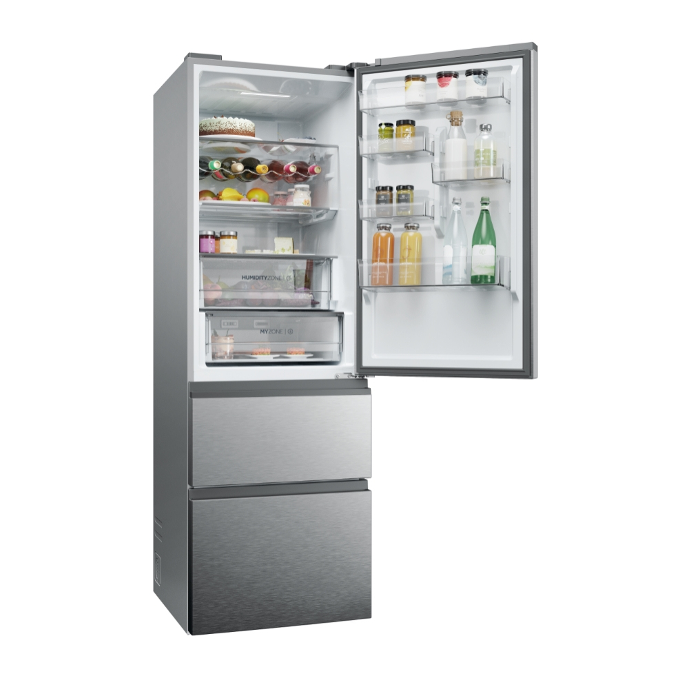 Refrigerador plateado abierto. Dentro hay estantes con alimentos y dos cajones. Fondo blanco.