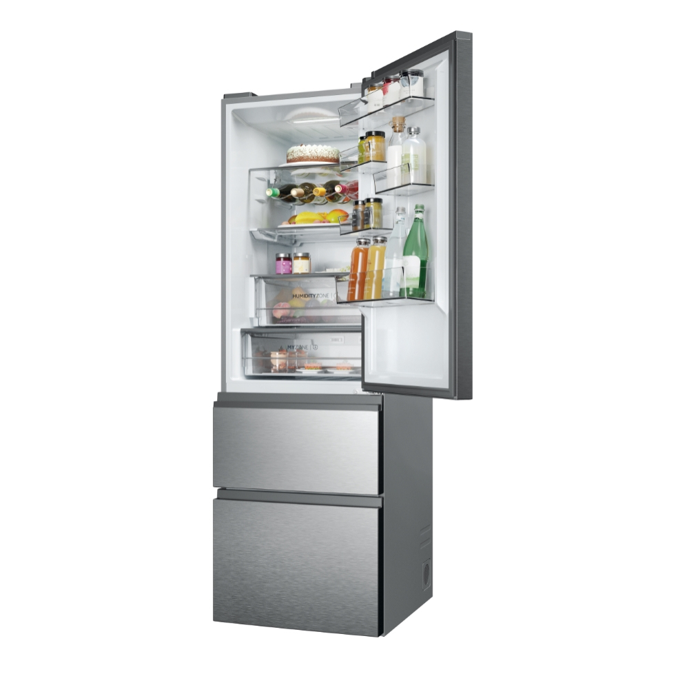 Un refrigerador moderno con puerta abierta, mostrando alimentos dentro, sobre un fondo blanco.