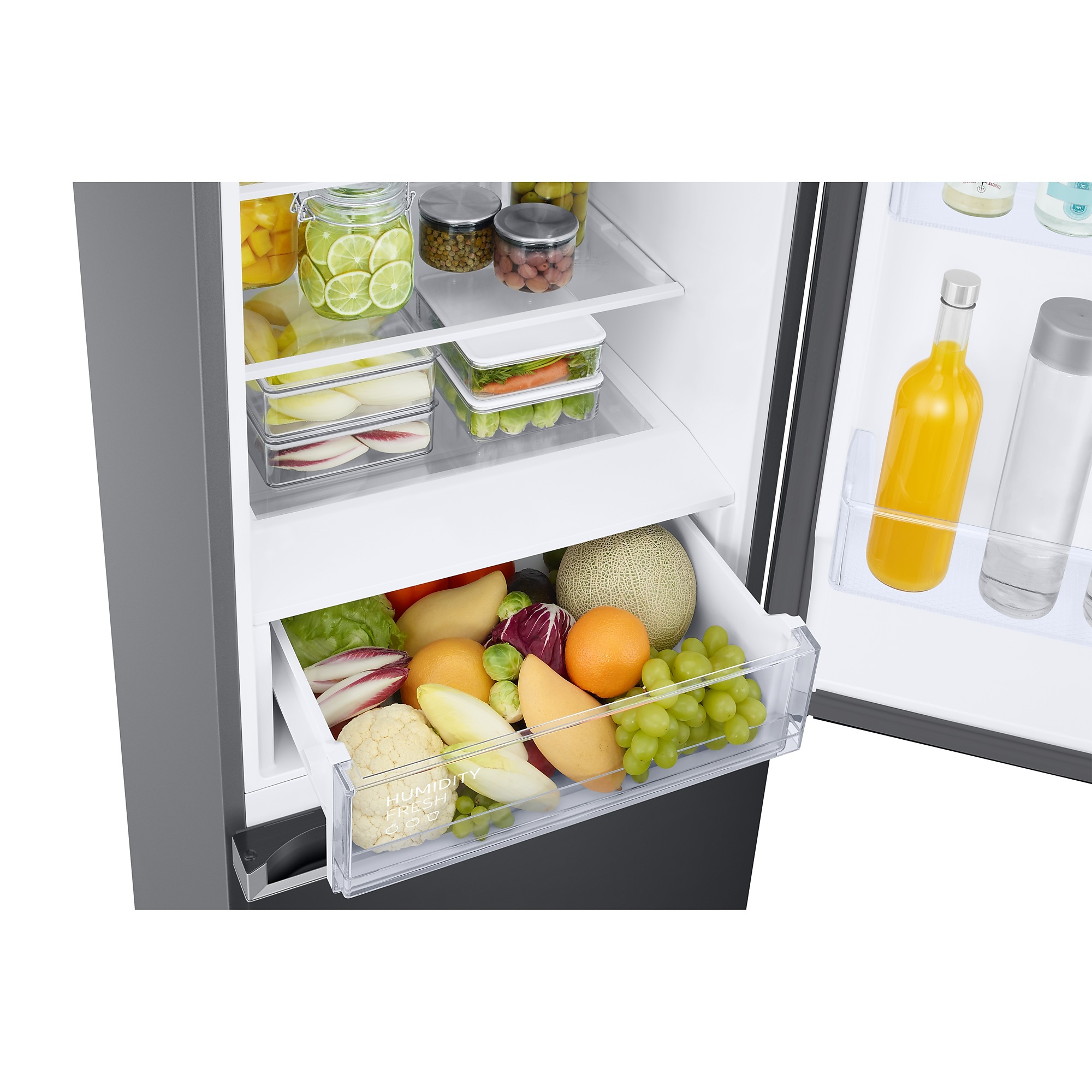 Offene Kühlschublade mit Obst und Gemüse, verschiedene Artikel auf Regalen darüber.
