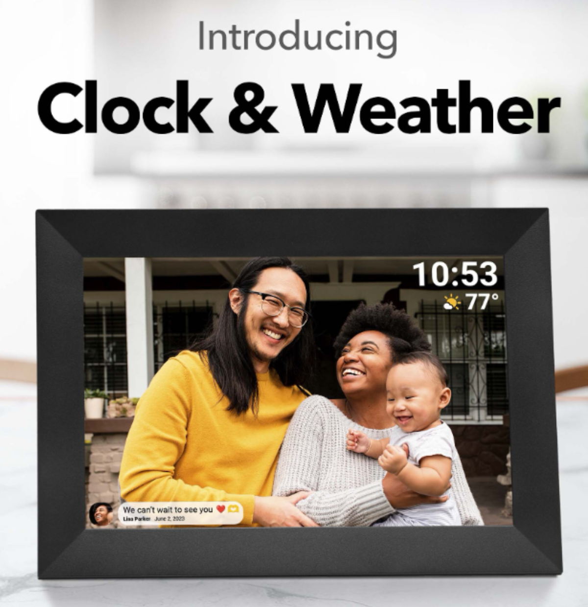 Eine Familie in einem Wohnzimmer ist auf einem digitalen Bilderrahmen zu sehen, der die Uhrzeit und das Wetter anzeigt.