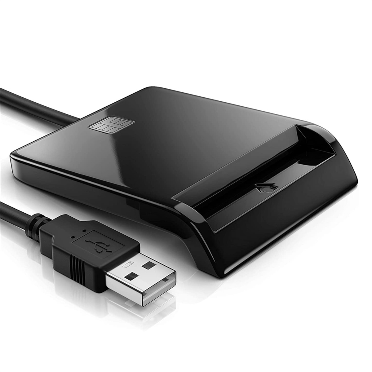 Ein schwarzes USB-Kartenlesegerät mit angeschlossenem USB-Kabel. Das Gerät steht auf weißem Hintergrund.