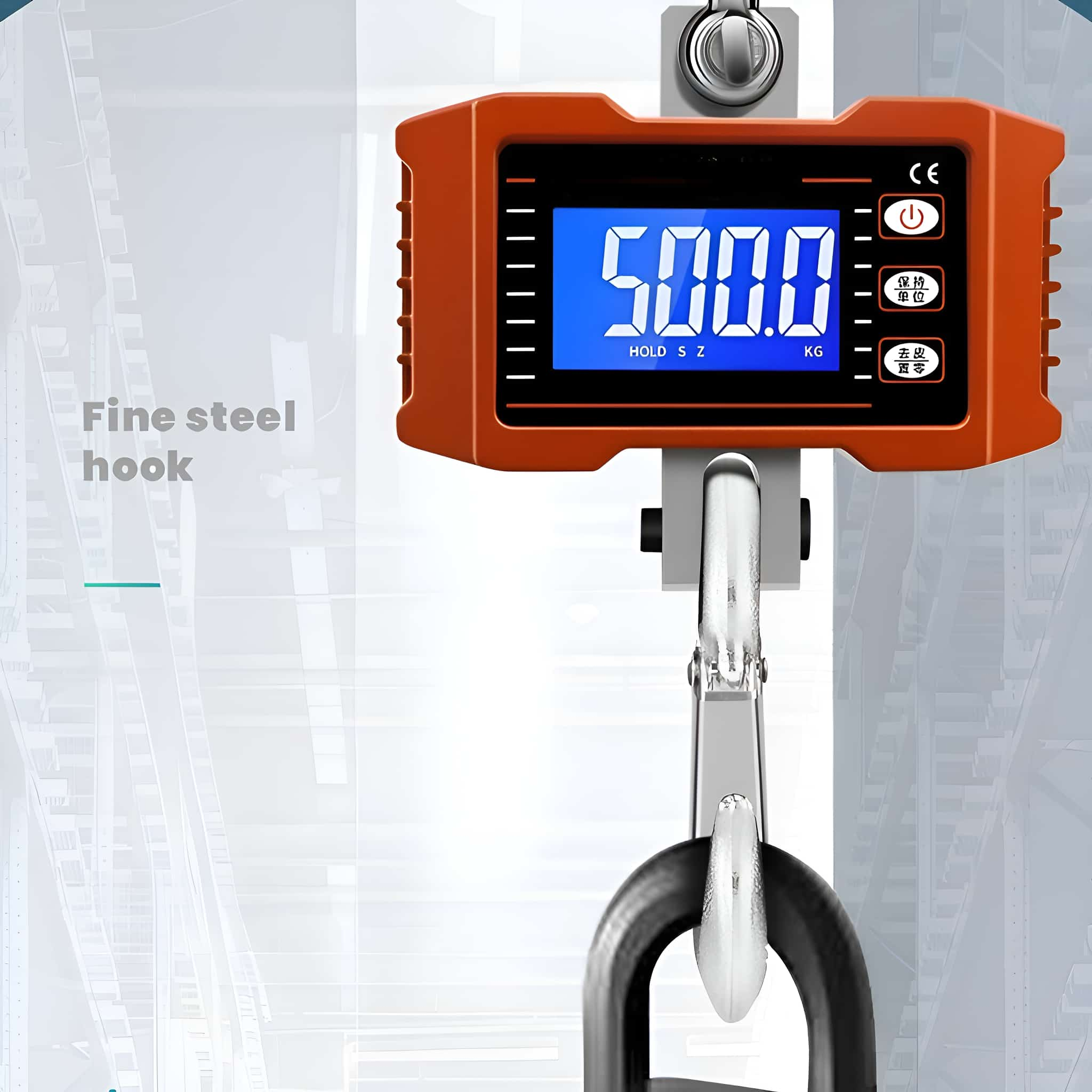 Eine orangefarbene Industriewaage mit Digitalanzeige, die das Gewicht anzeigt, von oben hängend.