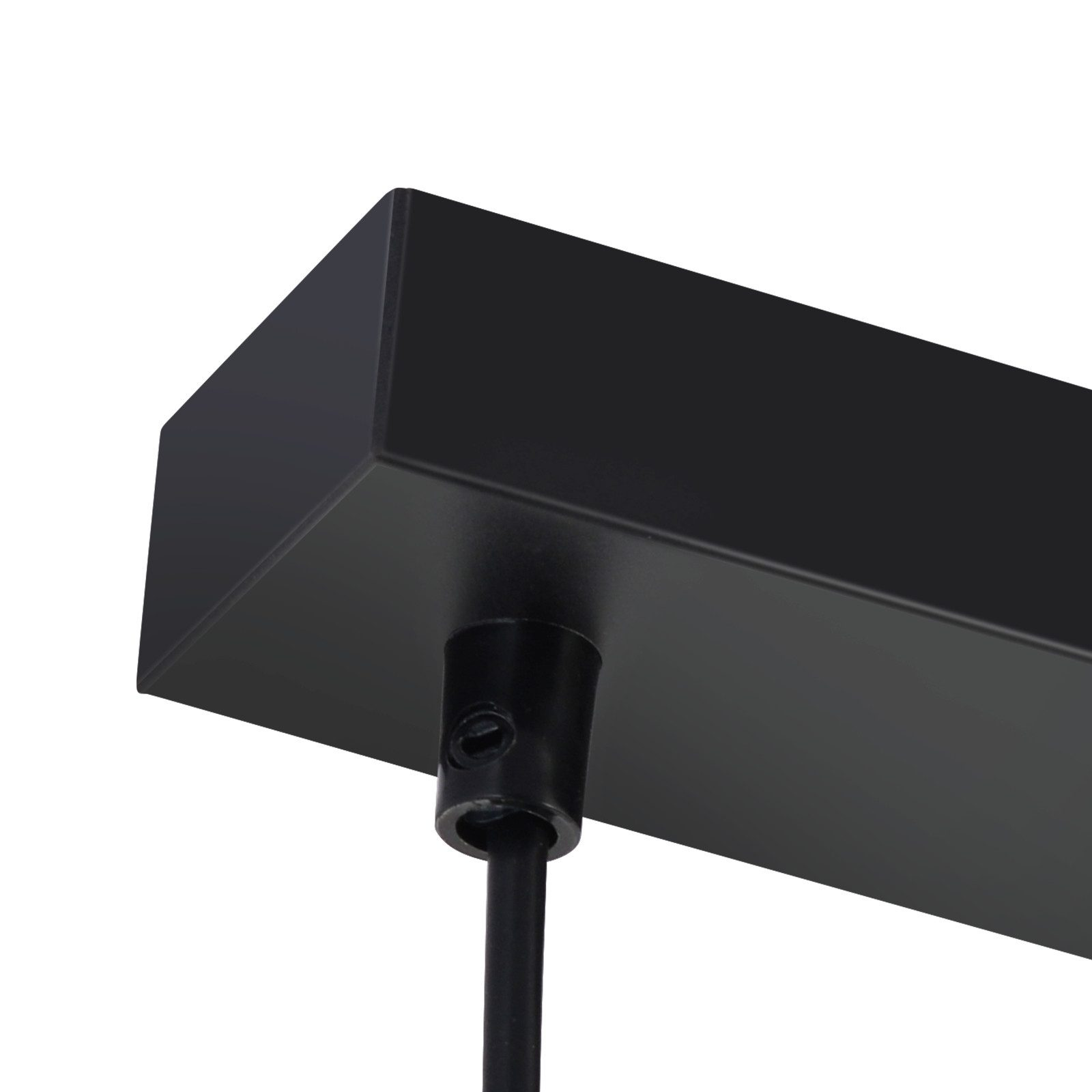 Szczegół czarnej oprawy oświetleniowej sufitowej, prostokątna podstawa z czarnym przewodem.