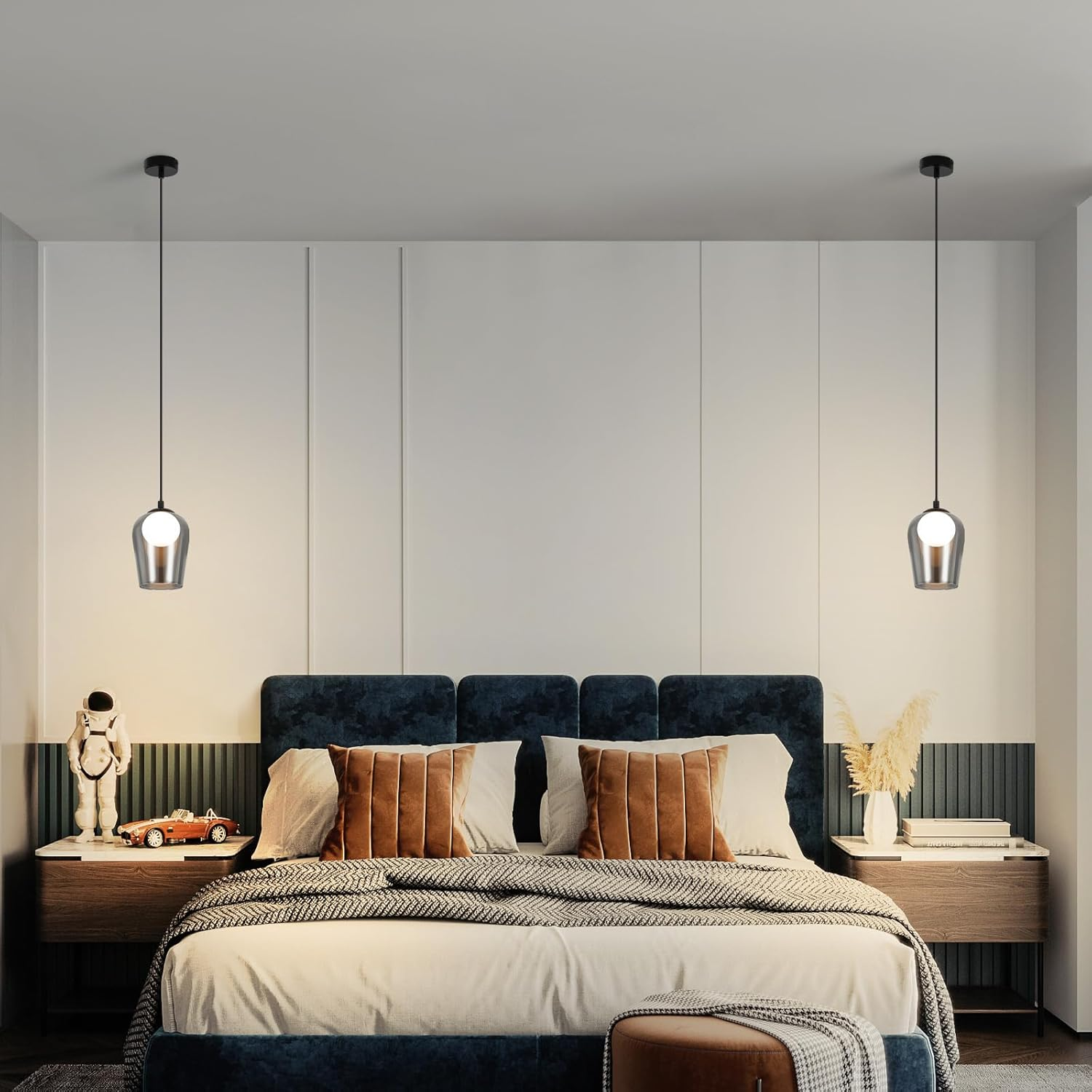 Sypialnia z łóżkiem, lampami wiszącymi z sufitu i szafkami nocnymi.