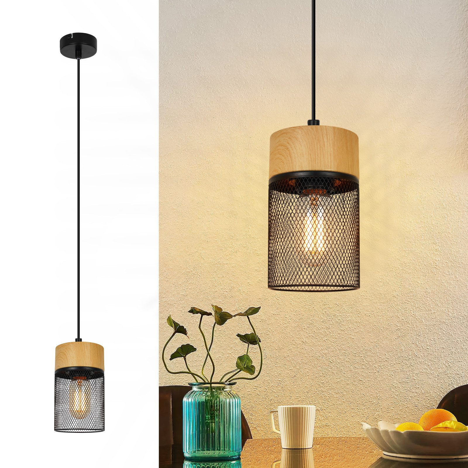 Lampada a sospensione con piano in legno e paralume a rete metallica. Vaso blu sul tavolo.