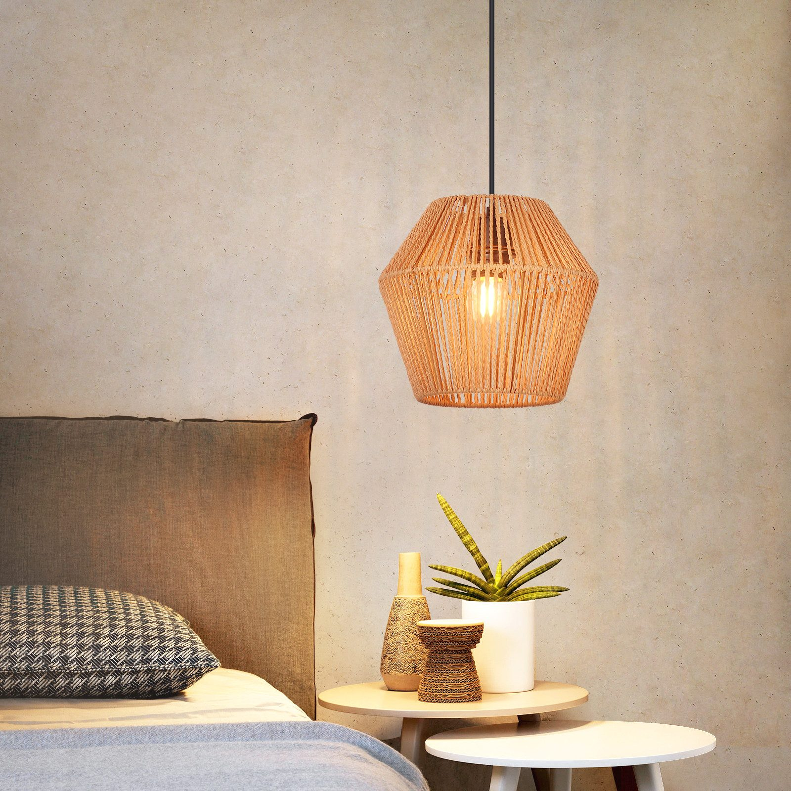 Una scena di camera da letto con una lampada a sospensione intrecciata. Include letto, comodini e piante.