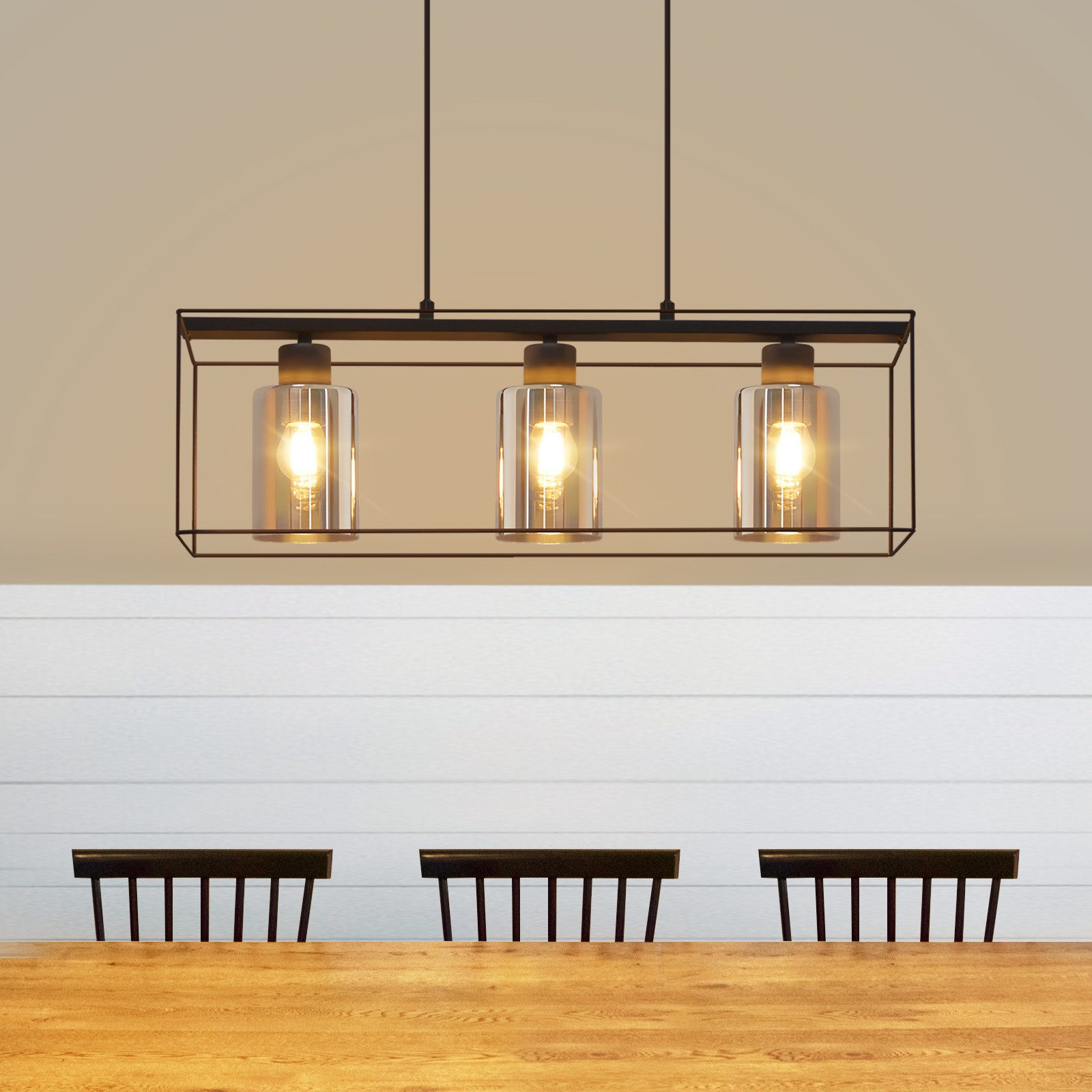 Sala da pranzo moderna con lampade a sospensione, tavolo in legno e sedie.