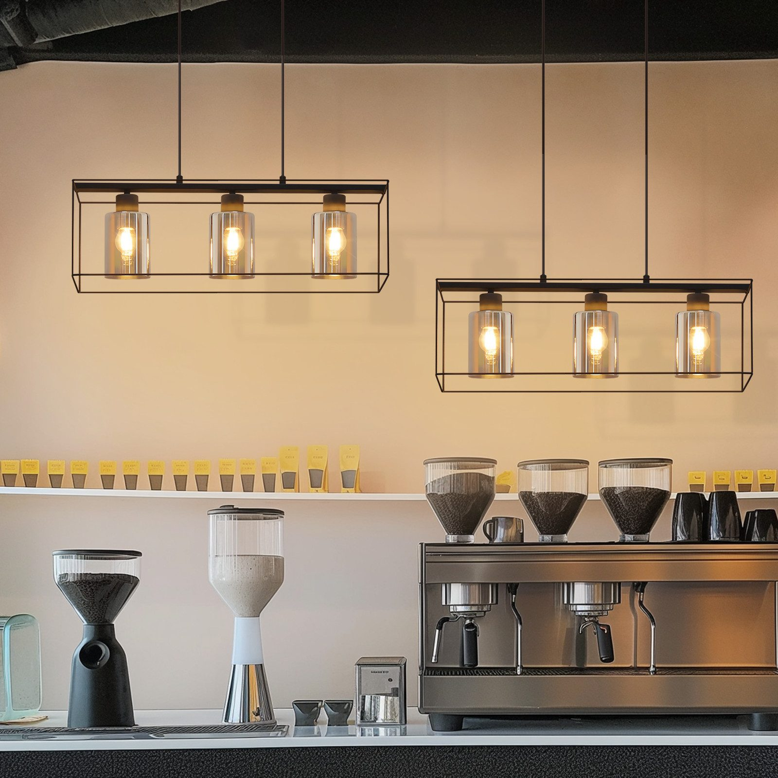 Interno di un bar con lampade a sospensione sopra un bancone, macchine per il caffè e chicchi di caffè.
