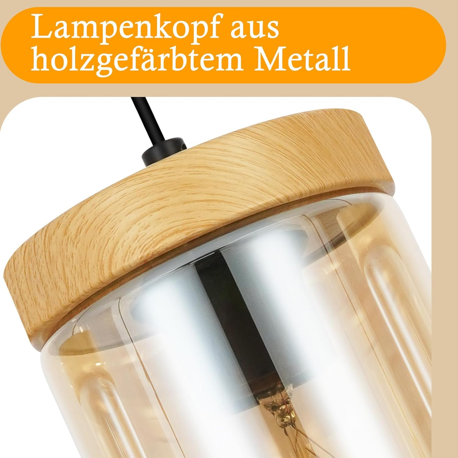 Nahaufnahme einer modernen Pendelleuchte mit Holz- und Glaselementen.